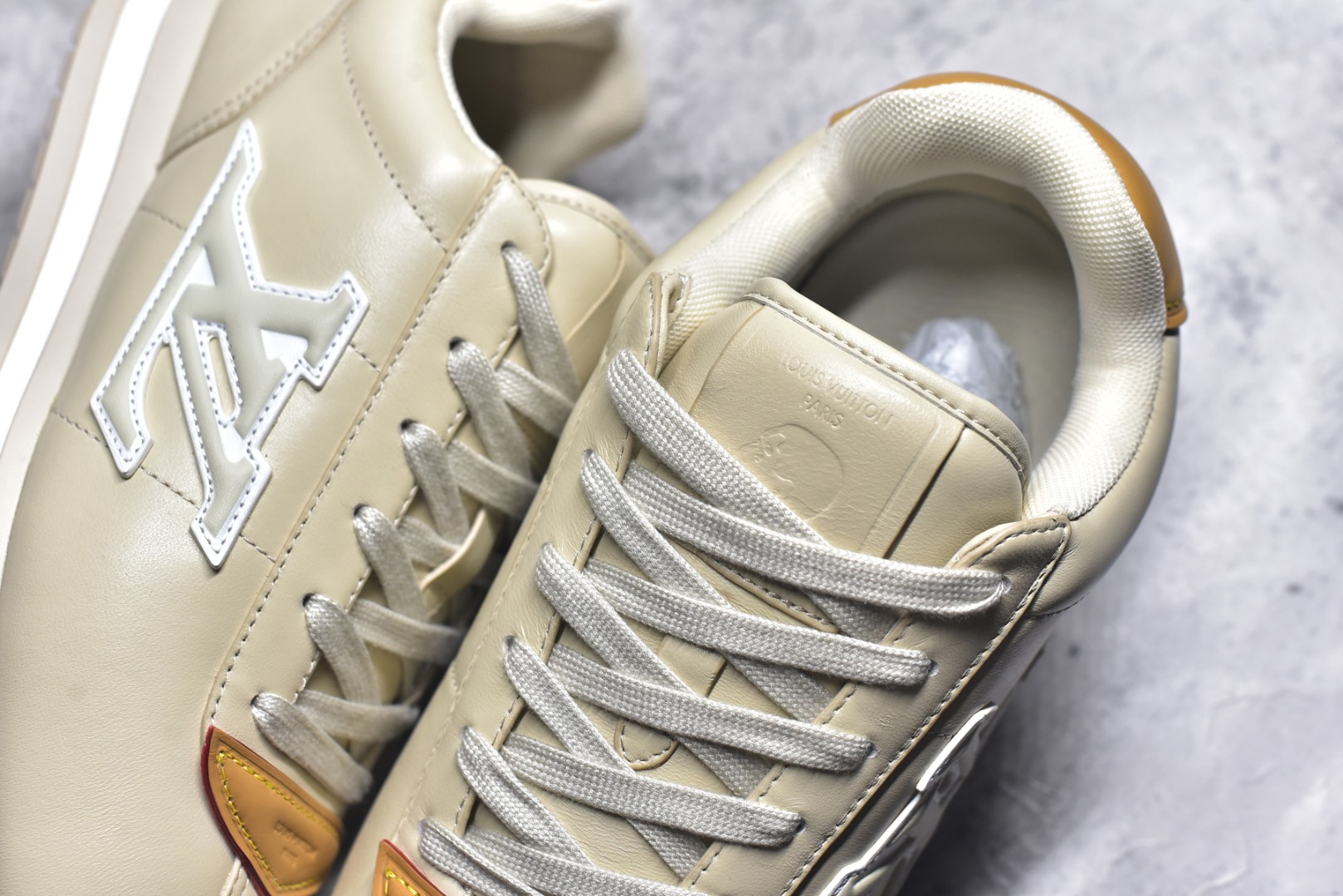 图片[9]-#Louis Vuitton LV x Nigo联款 Buttersoft FW25 最新款阿甘休闲运动面包鞋 菲董操刀的LV Buttersoft运动鞋真的星星眼 这波“面包鞋”新风潮必须冲 上脚秒get慵懒高级感 舒适度堪称“踩屎感”天花板 鞋型神似经典阿甘鞋，但做了“加肥加大”的面包鞋 改良，厚鞋舌＋宽鞋带，复古叉带点憨憨的萌感。 此次系列包括从简约风格的运动鞋到引人注目的跑鞋 LV 以其标志性的厚底和现代美学脱颖而出 而其他款式则采用了奢华的麂皮 皮革和帆布等材质 一些运动鞋设计富有未来感 强调功能性与舒适性 并向运动风格的奢华鞋履迈进 每个细节都按原版开发 面料 头层皮 内里 进口透气网里 鞋底原版开模防滑TPU材质 底厚3CM 尺码：35 36 37 38 39 40 41 42 43 44 45-选品中心