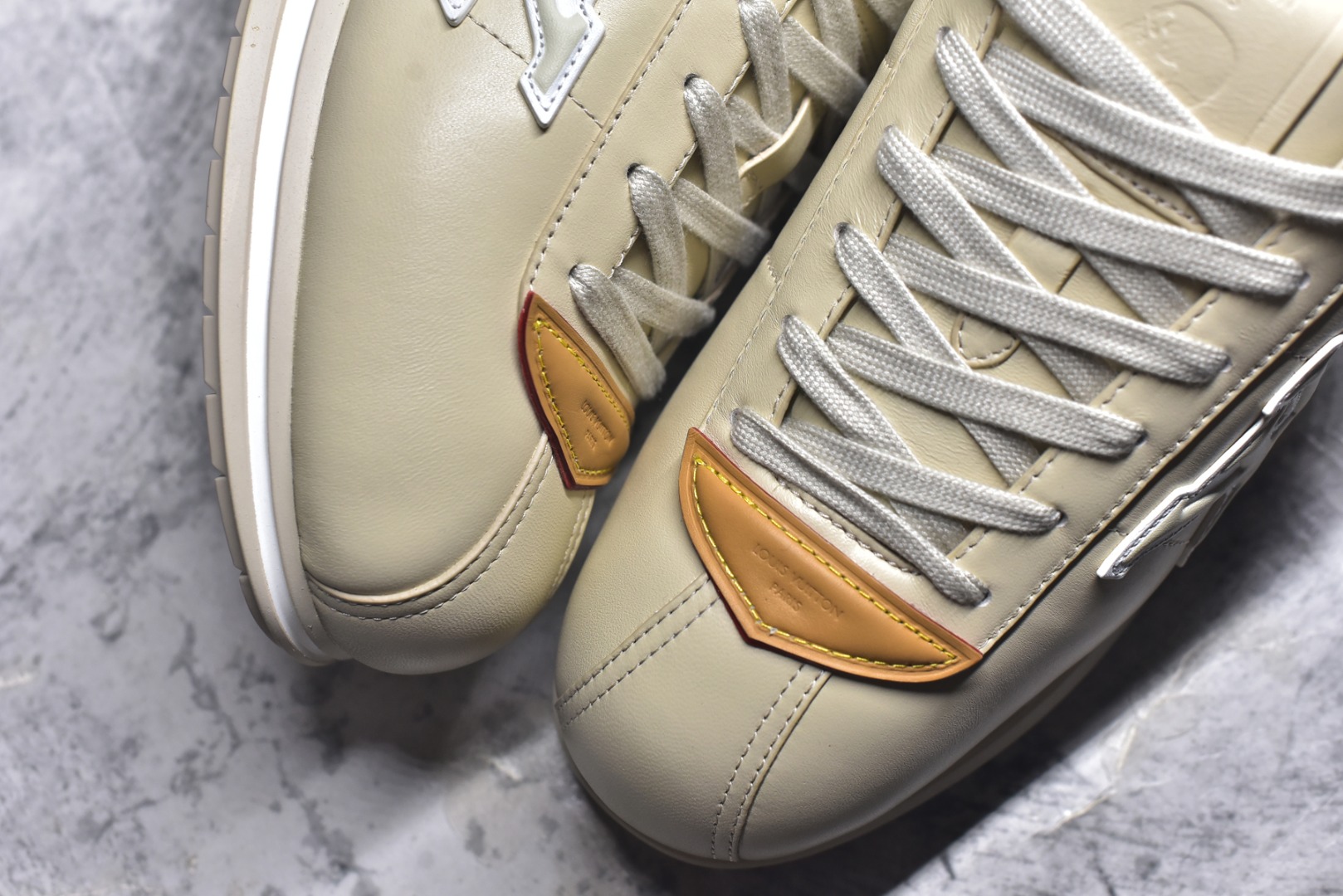 图片[8]-#Louis Vuitton LV x Nigo联款 Buttersoft FW25 最新款阿甘休闲运动面包鞋 菲董操刀的LV Buttersoft运动鞋真的星星眼 这波“面包鞋”新风潮必须冲 上脚秒get慵懒高级感 舒适度堪称“踩屎感”天花板 鞋型神似经典阿甘鞋，但做了“加肥加大”的面包鞋 改良，厚鞋舌＋宽鞋带，复古叉带点憨憨的萌感。 此次系列包括从简约风格的运动鞋到引人注目的跑鞋 LV 以其标志性的厚底和现代美学脱颖而出 而其他款式则采用了奢华的麂皮 皮革和帆布等材质 一些运动鞋设计富有未来感 强调功能性与舒适性 并向运动风格的奢华鞋履迈进 每个细节都按原版开发 面料 头层皮 内里 进口透气网里 鞋底原版开模防滑TPU材质 底厚3CM 尺码：35 36 37 38 39 40 41 42 43 44 45-选品中心