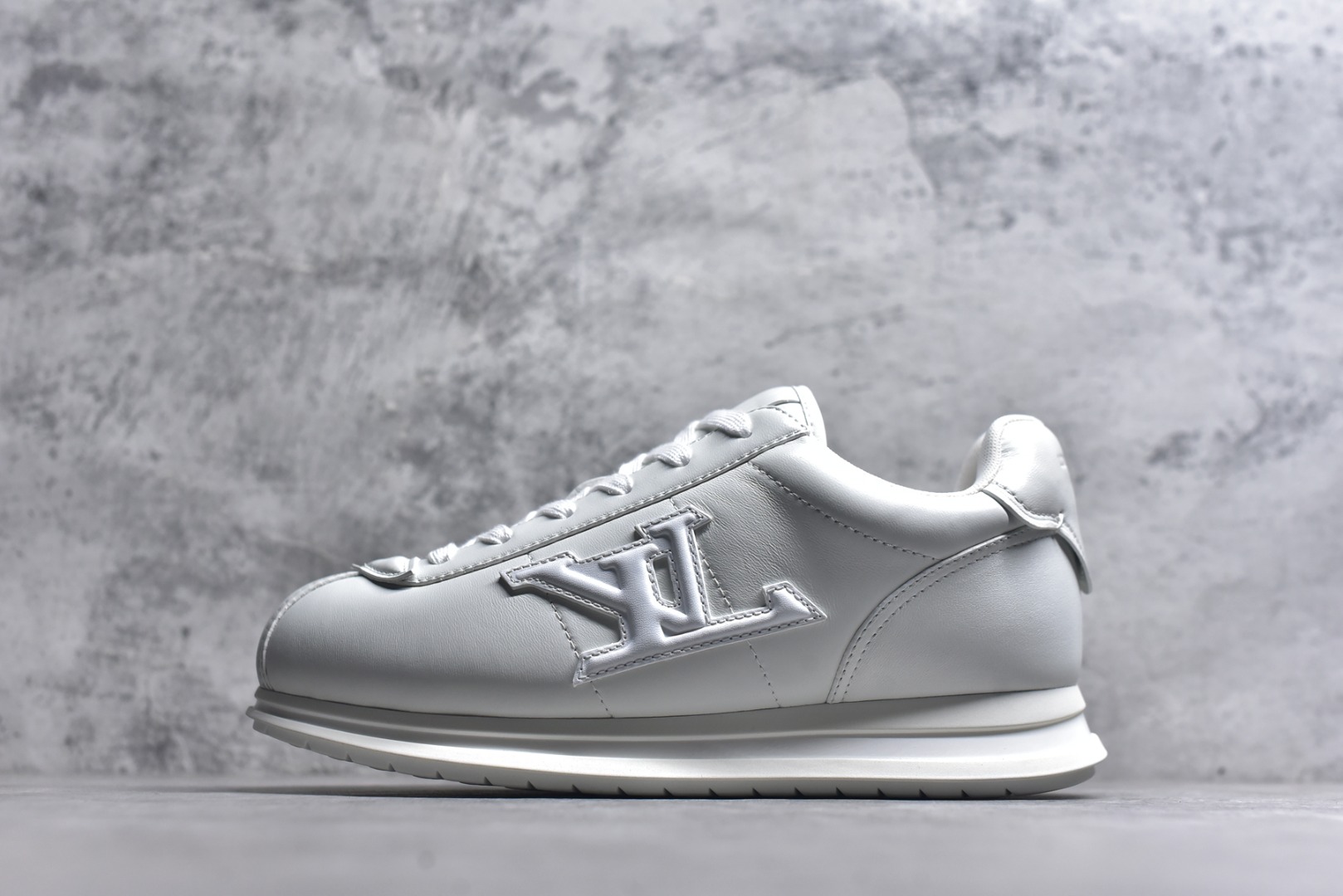 #Louis Vuitton LV x Nigo联款 Buttersoft FW25 最新款阿甘休闲运动面包鞋 菲董操刀的LV Buttersoft运动鞋真的星星眼 这波“面包鞋”新风潮必须冲 上脚秒get慵懒高级感 舒适度堪称“踩屎感”天花板 鞋型神似经典阿甘鞋，但做了“加肥加大”的面包鞋 改良，厚鞋舌＋宽鞋带，复古叉带点憨憨的萌感。 此次系列包括从简约风格的运动鞋到引人注目的跑鞋 LV 以其标志性的厚底和现代美学脱颖而出 而其他款式则采用了奢华的麂皮 皮革和帆布等材质 一些运动鞋设计富有未来感 强调功能性与舒适性 并向运动风格的奢华鞋履迈进 每个细节都按原版开发 面料 头层皮 内里 进口透气网里 鞋底原版开模防滑TPU材质 底厚3CM 尺码：35 36 37 38 39 40 41 42 43 44 45-选品中心