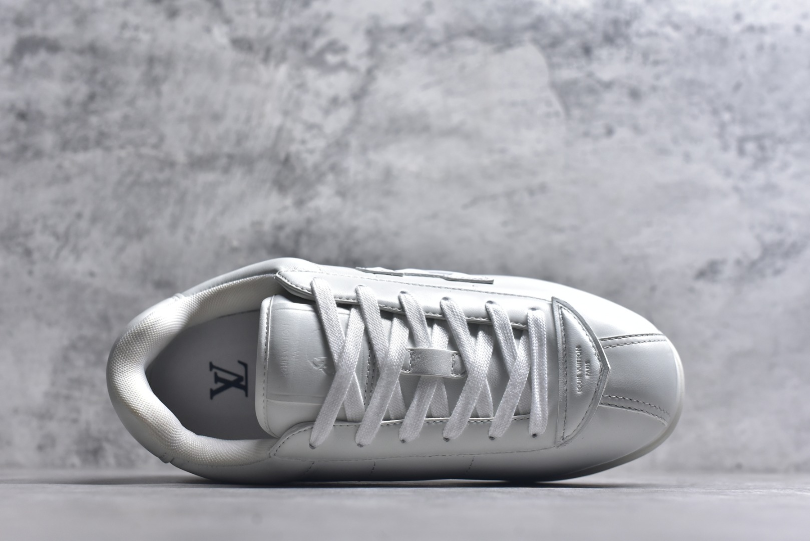 图片[4]-#Louis Vuitton LV x Nigo联款 Buttersoft FW25 最新款阿甘休闲运动面包鞋 菲董操刀的LV Buttersoft运动鞋真的星星眼 这波“面包鞋”新风潮必须冲 上脚秒get慵懒高级感 舒适度堪称“踩屎感”天花板 鞋型神似经典阿甘鞋，但做了“加肥加大”的面包鞋 改良，厚鞋舌＋宽鞋带，复古叉带点憨憨的萌感。 此次系列包括从简约风格的运动鞋到引人注目的跑鞋 LV 以其标志性的厚底和现代美学脱颖而出 而其他款式则采用了奢华的麂皮 皮革和帆布等材质 一些运动鞋设计富有未来感 强调功能性与舒适性 并向运动风格的奢华鞋履迈进 每个细节都按原版开发 面料 头层皮 内里 进口透气网里 鞋底原版开模防滑TPU材质 底厚3CM 尺码：35 36 37 38 39 40 41 42 43 44 45-选品中心