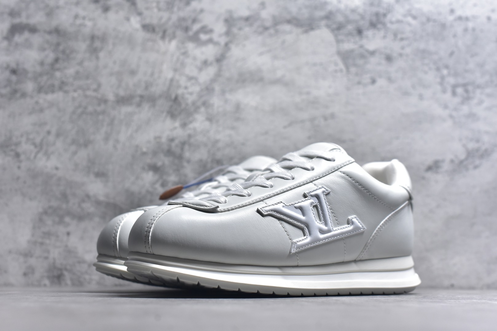 图片[2]-#Louis Vuitton LV x Nigo联款 Buttersoft FW25 最新款阿甘休闲运动面包鞋 菲董操刀的LV Buttersoft运动鞋真的星星眼 这波“面包鞋”新风潮必须冲 上脚秒get慵懒高级感 舒适度堪称“踩屎感”天花板 鞋型神似经典阿甘鞋，但做了“加肥加大”的面包鞋 改良，厚鞋舌＋宽鞋带，复古叉带点憨憨的萌感。 此次系列包括从简约风格的运动鞋到引人注目的跑鞋 LV 以其标志性的厚底和现代美学脱颖而出 而其他款式则采用了奢华的麂皮 皮革和帆布等材质 一些运动鞋设计富有未来感 强调功能性与舒适性 并向运动风格的奢华鞋履迈进 每个细节都按原版开发 面料 头层皮 内里 进口透气网里 鞋底原版开模防滑TPU材质 底厚3CM 尺码：35 36 37 38 39 40 41 42 43 44 45-选品中心