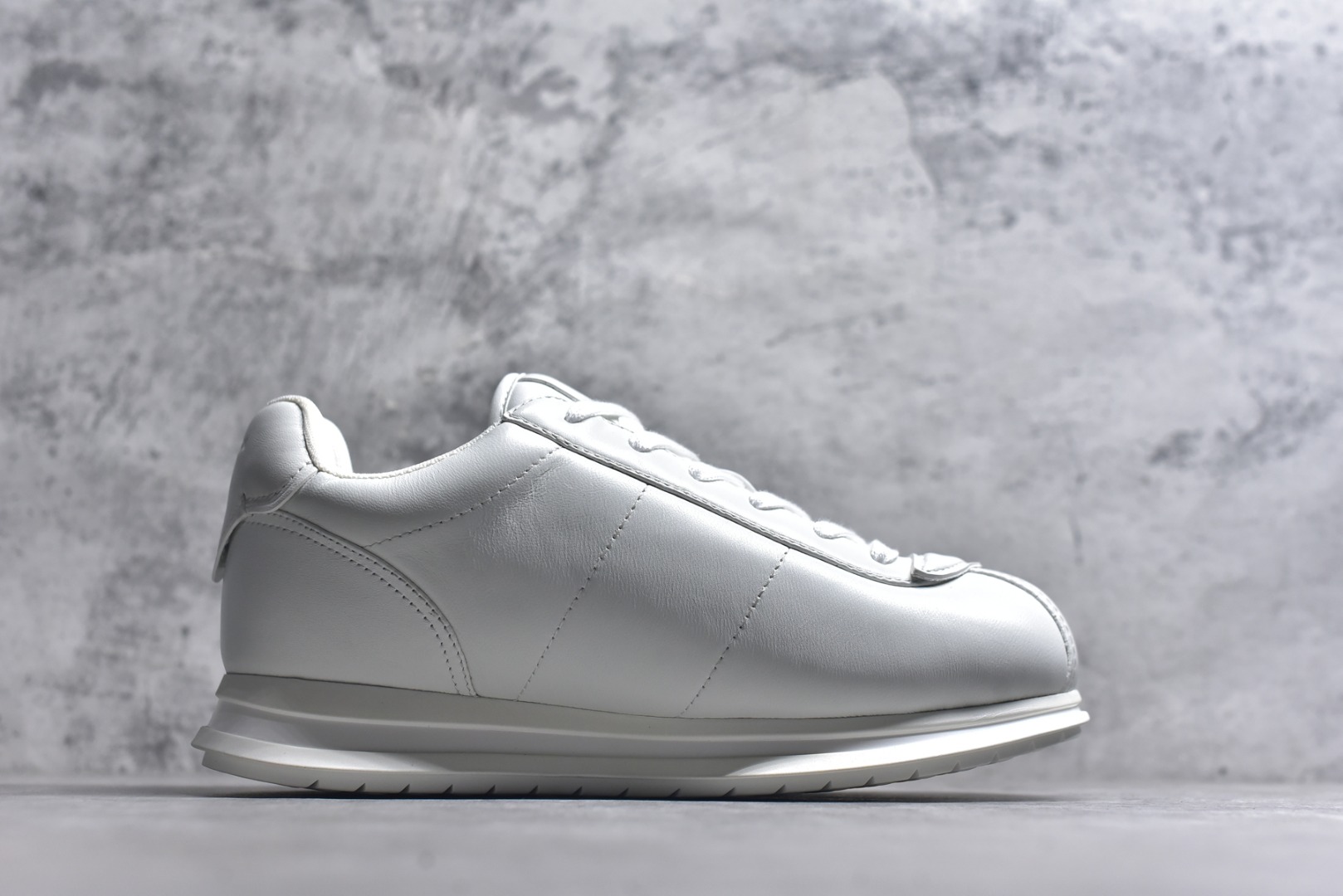 图片[3]-#Louis Vuitton LV x Nigo联款 Buttersoft FW25 最新款阿甘休闲运动面包鞋 菲董操刀的LV Buttersoft运动鞋真的星星眼 这波“面包鞋”新风潮必须冲 上脚秒get慵懒高级感 舒适度堪称“踩屎感”天花板 鞋型神似经典阿甘鞋，但做了“加肥加大”的面包鞋 改良，厚鞋舌＋宽鞋带，复古叉带点憨憨的萌感。 此次系列包括从简约风格的运动鞋到引人注目的跑鞋 LV 以其标志性的厚底和现代美学脱颖而出 而其他款式则采用了奢华的麂皮 皮革和帆布等材质 一些运动鞋设计富有未来感 强调功能性与舒适性 并向运动风格的奢华鞋履迈进 每个细节都按原版开发 面料 头层皮 内里 进口透气网里 鞋底原版开模防滑TPU材质 底厚3CM 尺码：35 36 37 38 39 40 41 42 43 44 45-选品中心