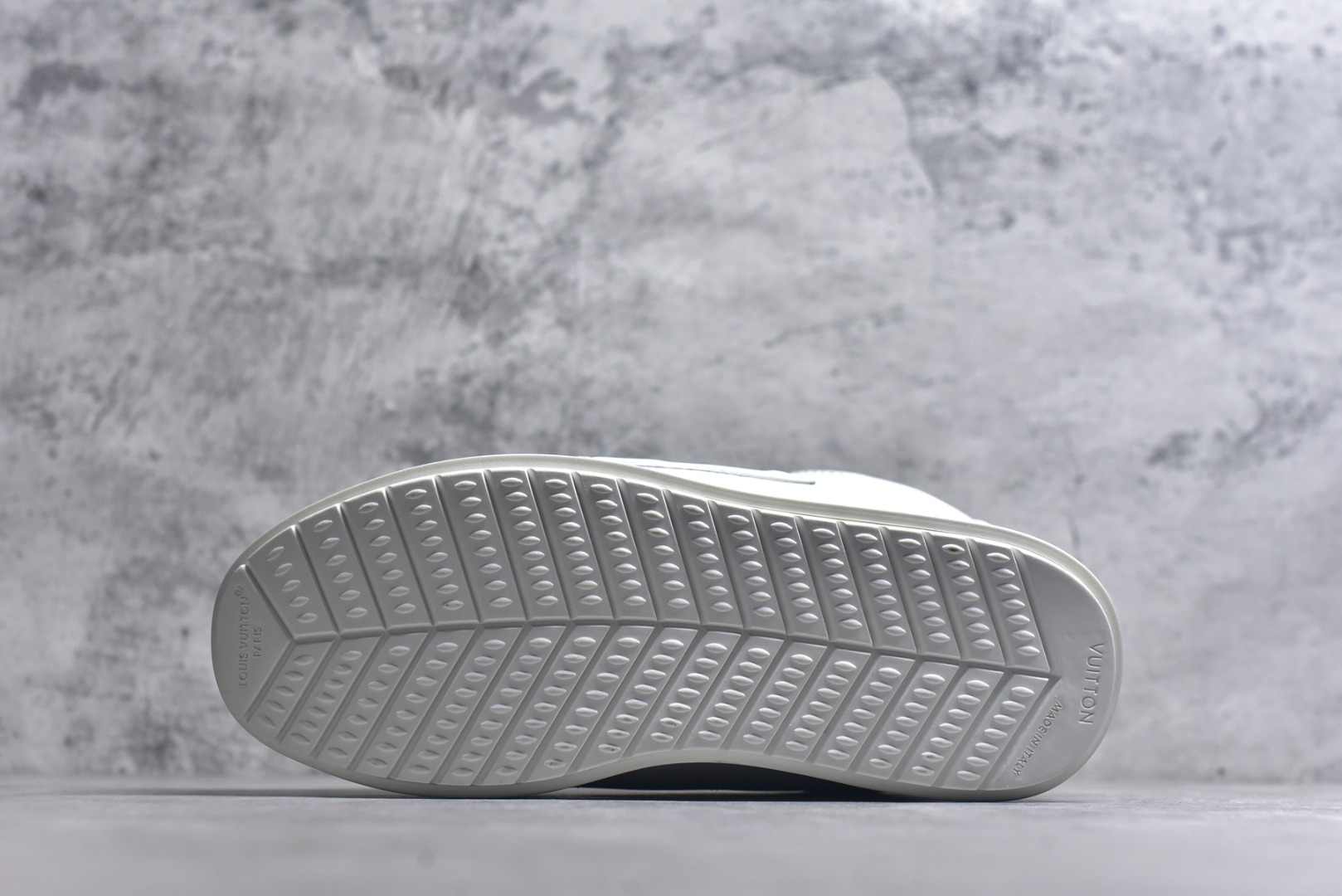 图片[6]-#Louis Vuitton LV x Nigo联款 Buttersoft FW25 最新款阿甘休闲运动面包鞋 菲董操刀的LV Buttersoft运动鞋真的星星眼 这波“面包鞋”新风潮必须冲 上脚秒get慵懒高级感 舒适度堪称“踩屎感”天花板 鞋型神似经典阿甘鞋，但做了“加肥加大”的面包鞋 改良，厚鞋舌＋宽鞋带，复古叉带点憨憨的萌感。 此次系列包括从简约风格的运动鞋到引人注目的跑鞋 LV 以其标志性的厚底和现代美学脱颖而出 而其他款式则采用了奢华的麂皮 皮革和帆布等材质 一些运动鞋设计富有未来感 强调功能性与舒适性 并向运动风格的奢华鞋履迈进 每个细节都按原版开发 面料 头层皮 内里 进口透气网里 鞋底原版开模防滑TPU材质 底厚3CM 尺码：35 36 37 38 39 40 41 42 43 44 45-选品中心