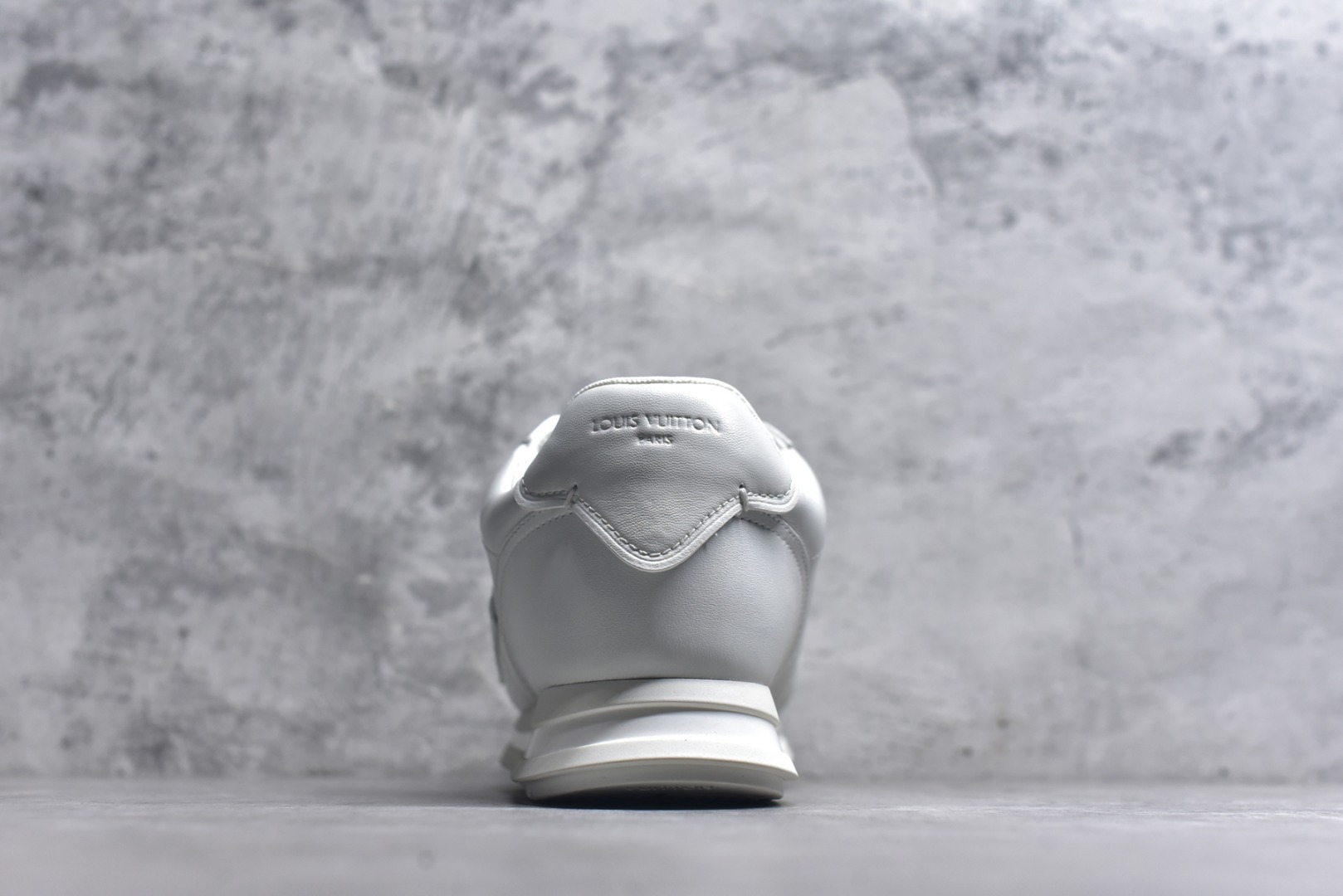 图片[5]-#Louis Vuitton LV x Nigo联款 Buttersoft FW25 最新款阿甘休闲运动面包鞋 菲董操刀的LV Buttersoft运动鞋真的星星眼 这波“面包鞋”新风潮必须冲 上脚秒get慵懒高级感 舒适度堪称“踩屎感”天花板 鞋型神似经典阿甘鞋，但做了“加肥加大”的面包鞋 改良，厚鞋舌＋宽鞋带，复古叉带点憨憨的萌感。 此次系列包括从简约风格的运动鞋到引人注目的跑鞋 LV 以其标志性的厚底和现代美学脱颖而出 而其他款式则采用了奢华的麂皮 皮革和帆布等材质 一些运动鞋设计富有未来感 强调功能性与舒适性 并向运动风格的奢华鞋履迈进 每个细节都按原版开发 面料 头层皮 内里 进口透气网里 鞋底原版开模防滑TPU材质 底厚3CM 尺码：35 36 37 38 39 40 41 42 43 44 45-选品中心