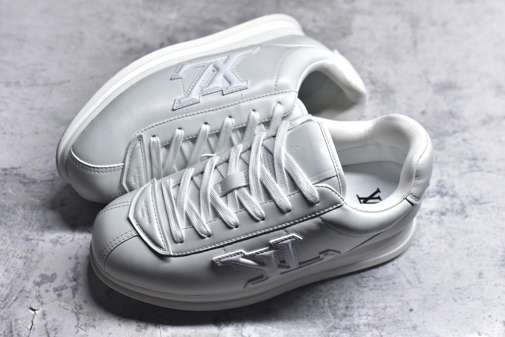 图片[7]-#Louis Vuitton LV x Nigo联款 Buttersoft FW25 最新款阿甘休闲运动面包鞋 菲董操刀的LV Buttersoft运动鞋真的星星眼 这波“面包鞋”新风潮必须冲 上脚秒get慵懒高级感 舒适度堪称“踩屎感”天花板 鞋型神似经典阿甘鞋，但做了“加肥加大”的面包鞋 改良，厚鞋舌＋宽鞋带，复古叉带点憨憨的萌感。 此次系列包括从简约风格的运动鞋到引人注目的跑鞋 LV 以其标志性的厚底和现代美学脱颖而出 而其他款式则采用了奢华的麂皮 皮革和帆布等材质 一些运动鞋设计富有未来感 强调功能性与舒适性 并向运动风格的奢华鞋履迈进 每个细节都按原版开发 面料 头层皮 内里 进口透气网里 鞋底原版开模防滑TPU材质 底厚3CM 尺码：35 36 37 38 39 40 41 42 43 44 45-选品中心