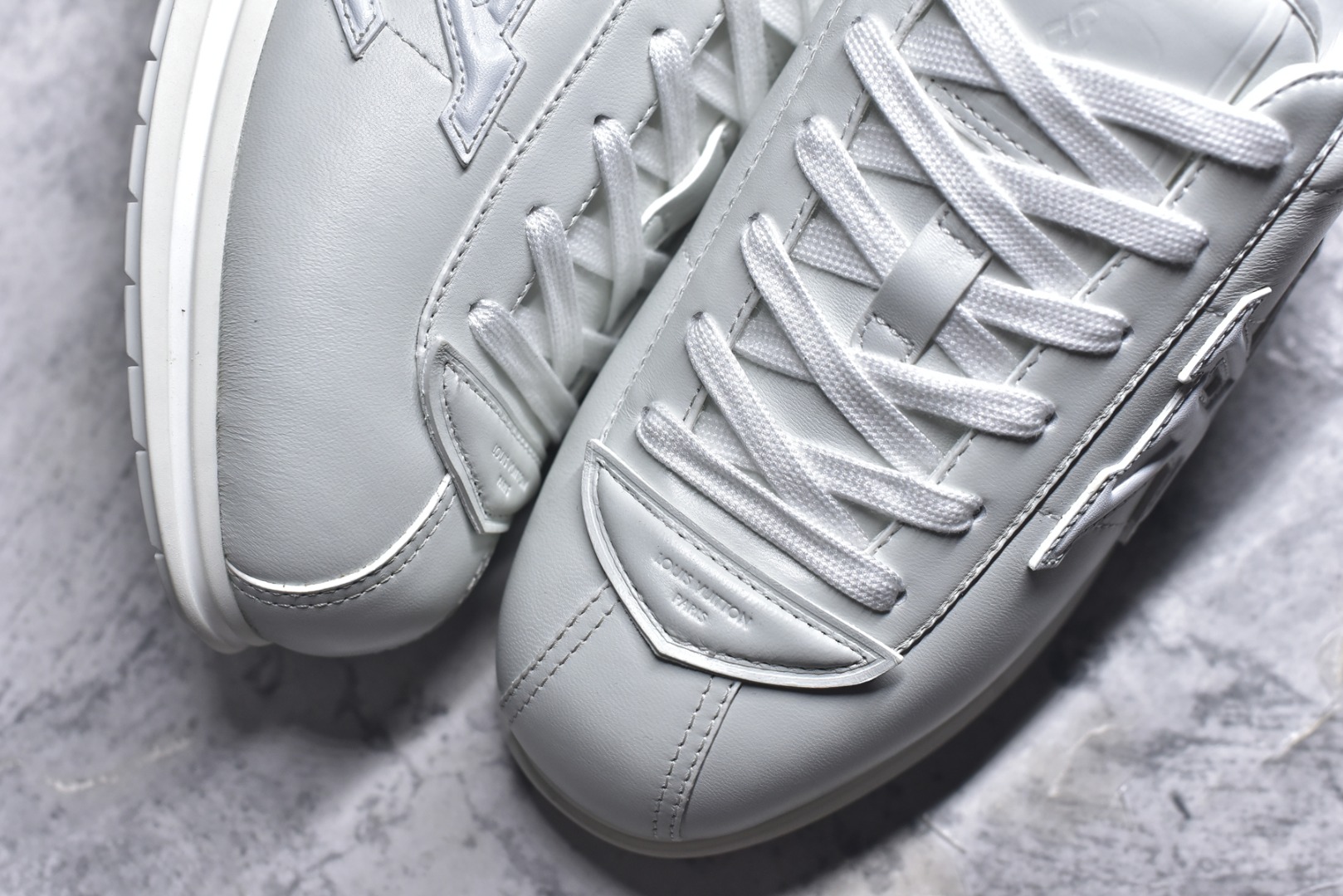 图片[8]-#Louis Vuitton LV x Nigo联款 Buttersoft FW25 最新款阿甘休闲运动面包鞋 菲董操刀的LV Buttersoft运动鞋真的星星眼 这波“面包鞋”新风潮必须冲 上脚秒get慵懒高级感 舒适度堪称“踩屎感”天花板 鞋型神似经典阿甘鞋，但做了“加肥加大”的面包鞋 改良，厚鞋舌＋宽鞋带，复古叉带点憨憨的萌感。 此次系列包括从简约风格的运动鞋到引人注目的跑鞋 LV 以其标志性的厚底和现代美学脱颖而出 而其他款式则采用了奢华的麂皮 皮革和帆布等材质 一些运动鞋设计富有未来感 强调功能性与舒适性 并向运动风格的奢华鞋履迈进 每个细节都按原版开发 面料 头层皮 内里 进口透气网里 鞋底原版开模防滑TPU材质 底厚3CM 尺码：35 36 37 38 39 40 41 42 43 44 45-选品中心