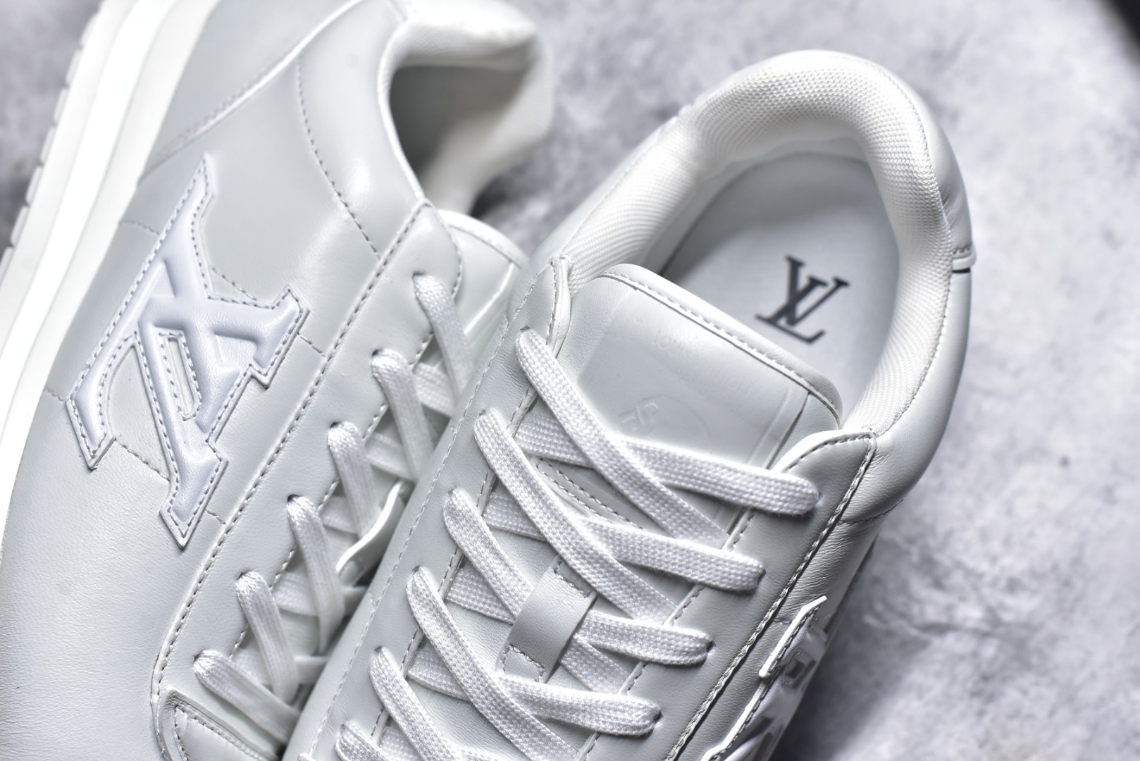 图片[9]-#Louis Vuitton LV x Nigo联款 Buttersoft FW25 最新款阿甘休闲运动面包鞋 菲董操刀的LV Buttersoft运动鞋真的星星眼 这波“面包鞋”新风潮必须冲 上脚秒get慵懒高级感 舒适度堪称“踩屎感”天花板 鞋型神似经典阿甘鞋，但做了“加肥加大”的面包鞋 改良，厚鞋舌＋宽鞋带，复古叉带点憨憨的萌感。 此次系列包括从简约风格的运动鞋到引人注目的跑鞋 LV 以其标志性的厚底和现代美学脱颖而出 而其他款式则采用了奢华的麂皮 皮革和帆布等材质 一些运动鞋设计富有未来感 强调功能性与舒适性 并向运动风格的奢华鞋履迈进 每个细节都按原版开发 面料 头层皮 内里 进口透气网里 鞋底原版开模防滑TPU材质 底厚3CM 尺码：35 36 37 38 39 40 41 42 43 44 45-选品中心