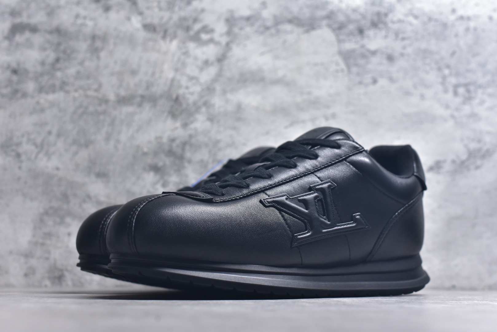 图片[2]-#Louis Vuitton LV x Nigo联款 Buttersoft FW25 最新款阿甘休闲运动面包鞋 菲董操刀的LV Buttersoft运动鞋真的星星眼 这波“面包鞋”新风潮必须冲 上脚秒get慵懒高级感 舒适度堪称“踩屎感”天花板 鞋型神似经典阿甘鞋，但做了“加肥加大”的面包鞋 改良，厚鞋舌＋宽鞋带，复古叉带点憨憨的萌感。 此次系列包括从简约风格的运动鞋到引人注目的跑鞋 LV 以其标志性的厚底和现代美学脱颖而出 而其他款式则采用了奢华的麂皮 皮革和帆布等材质 一些运动鞋设计富有未来感 强调功能性与舒适性 并向运动风格的奢华鞋履迈进 每个细节都按原版开发 面料 头层皮 内里 进口透气网里 鞋底原版开模防滑TPU材质 底厚3CM 尺码：35 36 37 38 39 40 41 42 43 44 45-选品中心