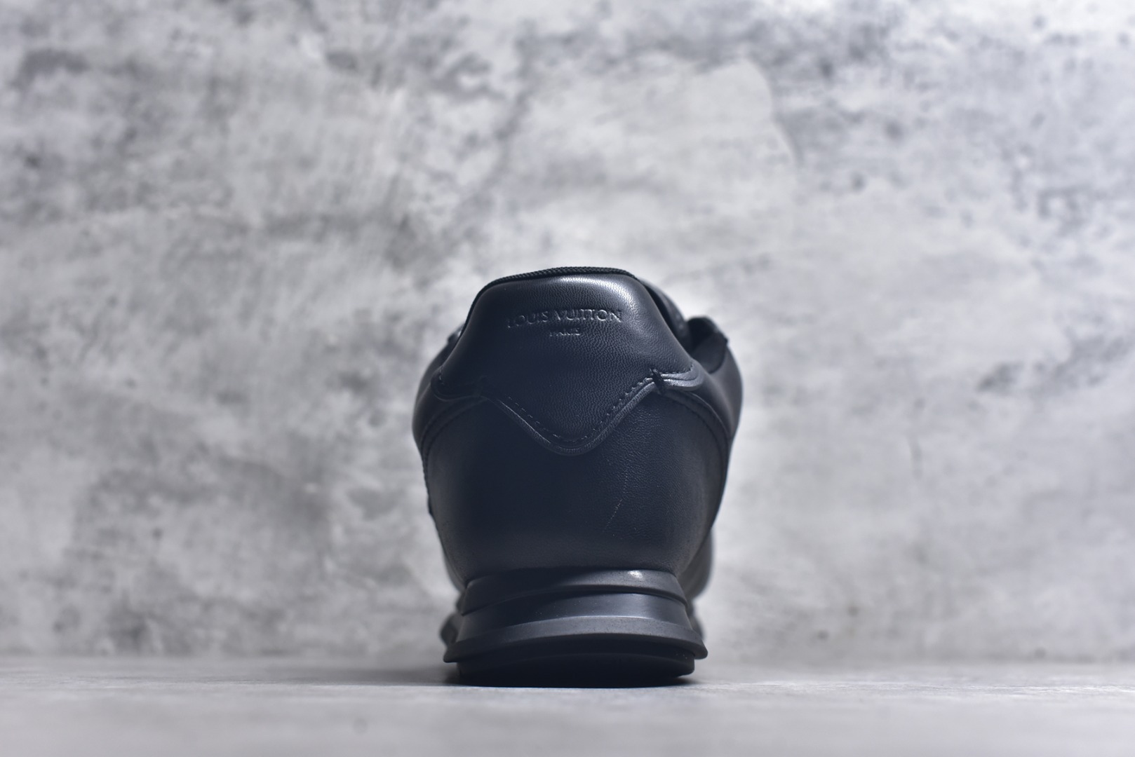 图片[5]-#Louis Vuitton LV x Nigo联款 Buttersoft FW25 最新款阿甘休闲运动面包鞋 菲董操刀的LV Buttersoft运动鞋真的星星眼 这波“面包鞋”新风潮必须冲 上脚秒get慵懒高级感 舒适度堪称“踩屎感”天花板 鞋型神似经典阿甘鞋，但做了“加肥加大”的面包鞋 改良，厚鞋舌＋宽鞋带，复古叉带点憨憨的萌感。 此次系列包括从简约风格的运动鞋到引人注目的跑鞋 LV 以其标志性的厚底和现代美学脱颖而出 而其他款式则采用了奢华的麂皮 皮革和帆布等材质 一些运动鞋设计富有未来感 强调功能性与舒适性 并向运动风格的奢华鞋履迈进 每个细节都按原版开发 面料 头层皮 内里 进口透气网里 鞋底原版开模防滑TPU材质 底厚3CM 尺码：35 36 37 38 39 40 41 42 43 44 45-选品中心