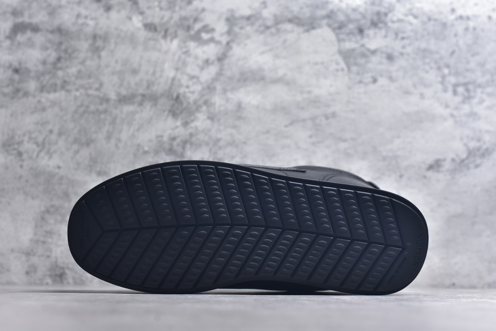 图片[6]-#Louis Vuitton LV x Nigo联款 Buttersoft FW25 最新款阿甘休闲运动面包鞋 菲董操刀的LV Buttersoft运动鞋真的星星眼 这波“面包鞋”新风潮必须冲 上脚秒get慵懒高级感 舒适度堪称“踩屎感”天花板 鞋型神似经典阿甘鞋，但做了“加肥加大”的面包鞋 改良，厚鞋舌＋宽鞋带，复古叉带点憨憨的萌感。 此次系列包括从简约风格的运动鞋到引人注目的跑鞋 LV 以其标志性的厚底和现代美学脱颖而出 而其他款式则采用了奢华的麂皮 皮革和帆布等材质 一些运动鞋设计富有未来感 强调功能性与舒适性 并向运动风格的奢华鞋履迈进 每个细节都按原版开发 面料 头层皮 内里 进口透气网里 鞋底原版开模防滑TPU材质 底厚3CM 尺码：35 36 37 38 39 40 41 42 43 44 45-选品中心