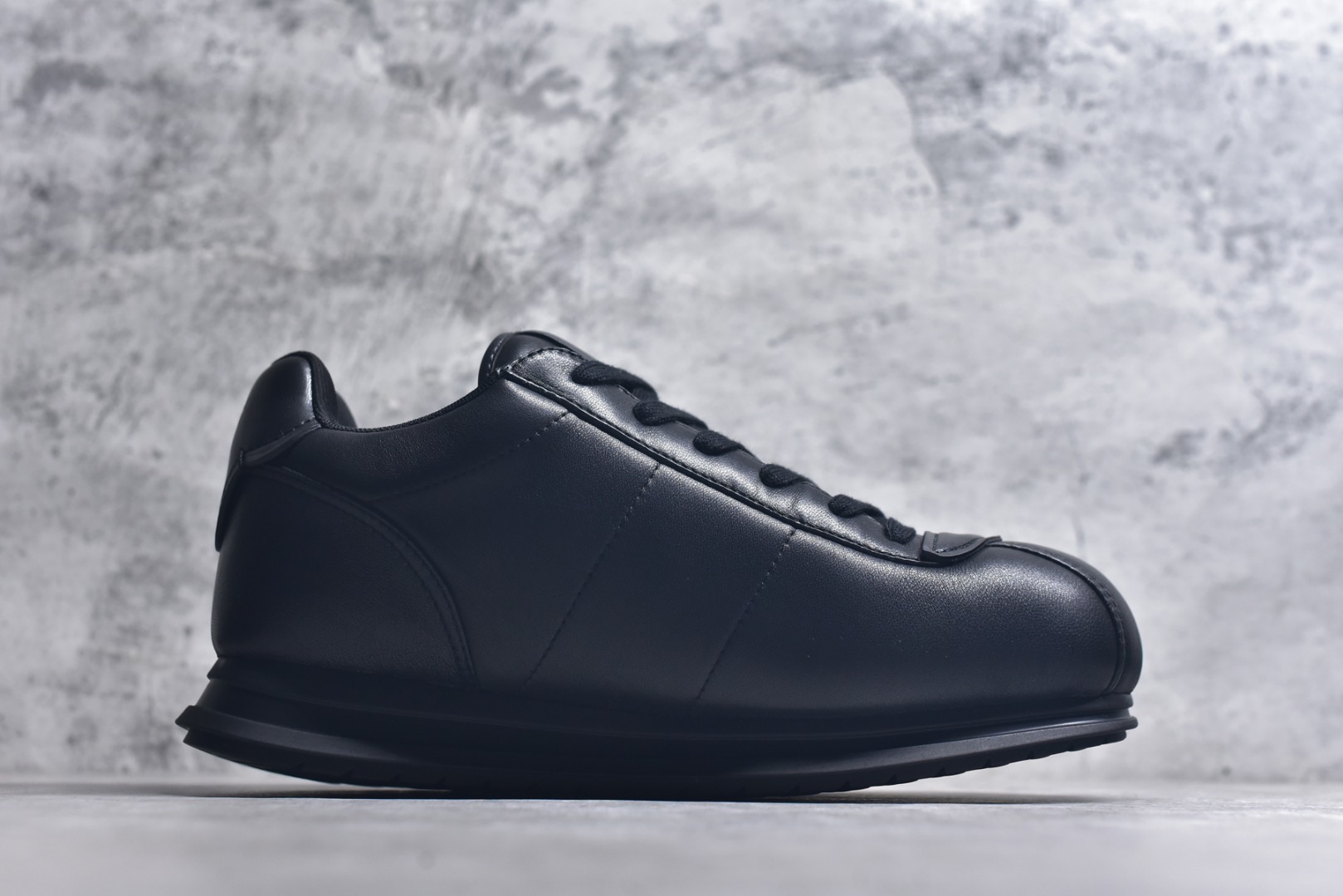 图片[3]-#Louis Vuitton LV x Nigo联款 Buttersoft FW25 最新款阿甘休闲运动面包鞋 菲董操刀的LV Buttersoft运动鞋真的星星眼 这波“面包鞋”新风潮必须冲 上脚秒get慵懒高级感 舒适度堪称“踩屎感”天花板 鞋型神似经典阿甘鞋，但做了“加肥加大”的面包鞋 改良，厚鞋舌＋宽鞋带，复古叉带点憨憨的萌感。 此次系列包括从简约风格的运动鞋到引人注目的跑鞋 LV 以其标志性的厚底和现代美学脱颖而出 而其他款式则采用了奢华的麂皮 皮革和帆布等材质 一些运动鞋设计富有未来感 强调功能性与舒适性 并向运动风格的奢华鞋履迈进 每个细节都按原版开发 面料 头层皮 内里 进口透气网里 鞋底原版开模防滑TPU材质 底厚3CM 尺码：35 36 37 38 39 40 41 42 43 44 45-选品中心