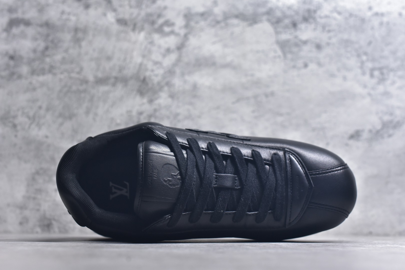 图片[4]-#Louis Vuitton LV x Nigo联款 Buttersoft FW25 最新款阿甘休闲运动面包鞋 菲董操刀的LV Buttersoft运动鞋真的星星眼 这波“面包鞋”新风潮必须冲 上脚秒get慵懒高级感 舒适度堪称“踩屎感”天花板 鞋型神似经典阿甘鞋，但做了“加肥加大”的面包鞋 改良，厚鞋舌＋宽鞋带，复古叉带点憨憨的萌感。 此次系列包括从简约风格的运动鞋到引人注目的跑鞋 LV 以其标志性的厚底和现代美学脱颖而出 而其他款式则采用了奢华的麂皮 皮革和帆布等材质 一些运动鞋设计富有未来感 强调功能性与舒适性 并向运动风格的奢华鞋履迈进 每个细节都按原版开发 面料 头层皮 内里 进口透气网里 鞋底原版开模防滑TPU材质 底厚3CM 尺码：35 36 37 38 39 40 41 42 43 44 45-选品中心