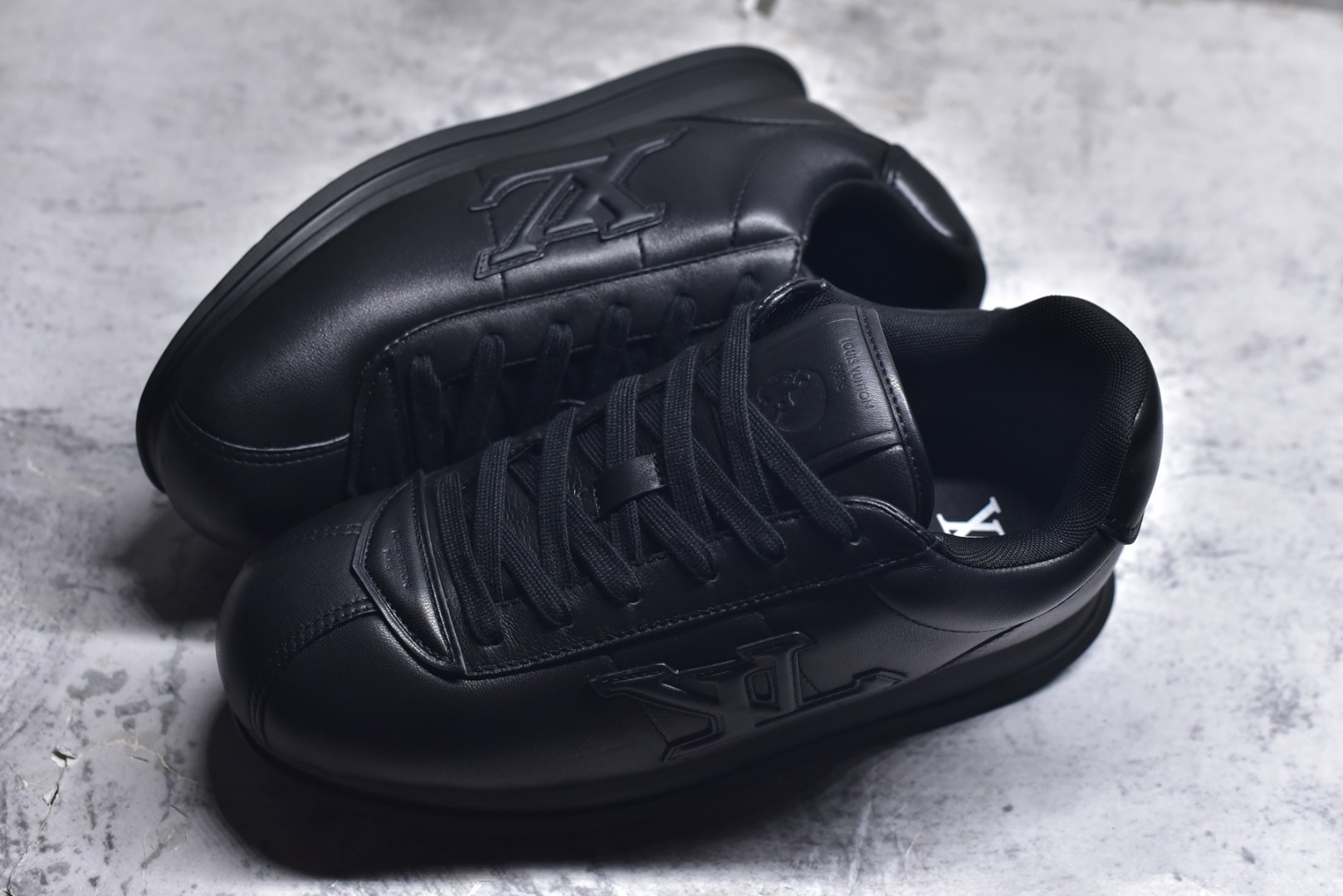 图片[7]-#Louis Vuitton LV x Nigo联款 Buttersoft FW25 最新款阿甘休闲运动面包鞋 菲董操刀的LV Buttersoft运动鞋真的星星眼 这波“面包鞋”新风潮必须冲 上脚秒get慵懒高级感 舒适度堪称“踩屎感”天花板 鞋型神似经典阿甘鞋，但做了“加肥加大”的面包鞋 改良，厚鞋舌＋宽鞋带，复古叉带点憨憨的萌感。 此次系列包括从简约风格的运动鞋到引人注目的跑鞋 LV 以其标志性的厚底和现代美学脱颖而出 而其他款式则采用了奢华的麂皮 皮革和帆布等材质 一些运动鞋设计富有未来感 强调功能性与舒适性 并向运动风格的奢华鞋履迈进 每个细节都按原版开发 面料 头层皮 内里 进口透气网里 鞋底原版开模防滑TPU材质 底厚3CM 尺码：35 36 37 38 39 40 41 42 43 44 45-选品中心