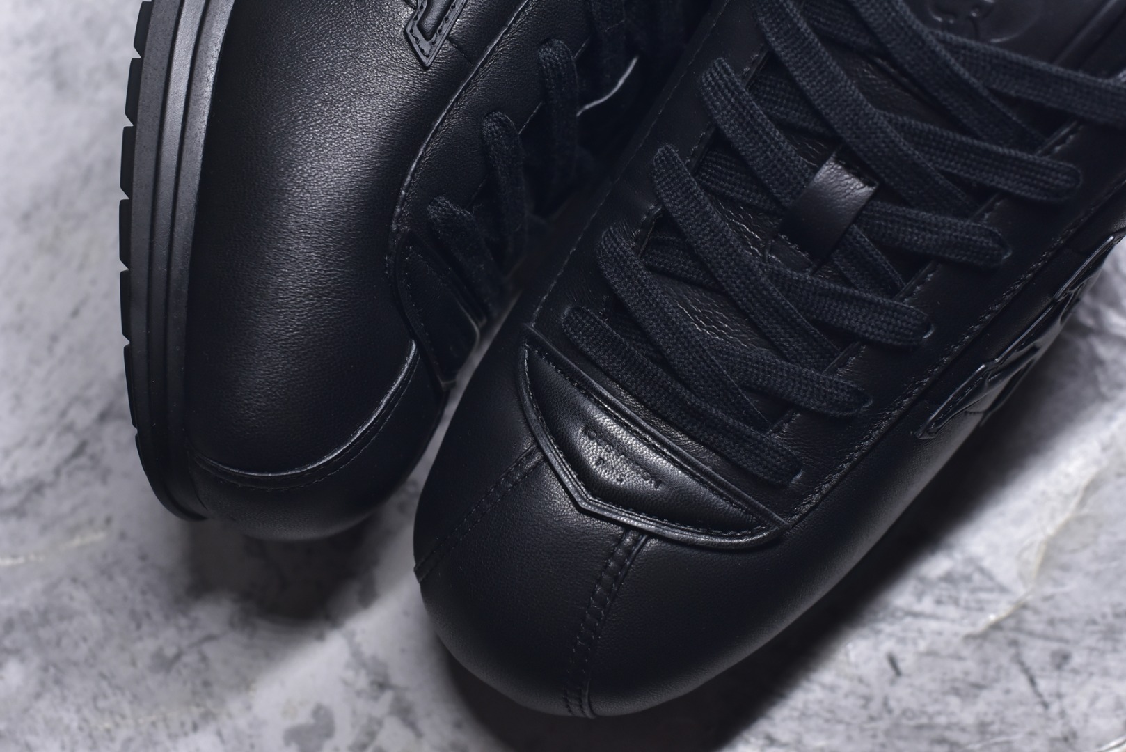 图片[8]-#Louis Vuitton LV x Nigo联款 Buttersoft FW25 最新款阿甘休闲运动面包鞋 菲董操刀的LV Buttersoft运动鞋真的星星眼 这波“面包鞋”新风潮必须冲 上脚秒get慵懒高级感 舒适度堪称“踩屎感”天花板 鞋型神似经典阿甘鞋，但做了“加肥加大”的面包鞋 改良，厚鞋舌＋宽鞋带，复古叉带点憨憨的萌感。 此次系列包括从简约风格的运动鞋到引人注目的跑鞋 LV 以其标志性的厚底和现代美学脱颖而出 而其他款式则采用了奢华的麂皮 皮革和帆布等材质 一些运动鞋设计富有未来感 强调功能性与舒适性 并向运动风格的奢华鞋履迈进 每个细节都按原版开发 面料 头层皮 内里 进口透气网里 鞋底原版开模防滑TPU材质 底厚3CM 尺码：35 36 37 38 39 40 41 42 43 44 45-选品中心