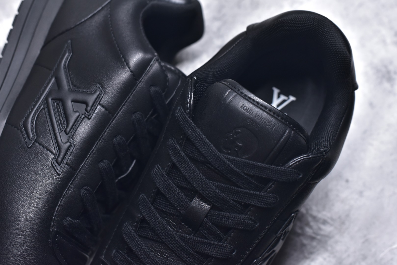 图片[9]-#Louis Vuitton LV x Nigo联款 Buttersoft FW25 最新款阿甘休闲运动面包鞋 菲董操刀的LV Buttersoft运动鞋真的星星眼 这波“面包鞋”新风潮必须冲 上脚秒get慵懒高级感 舒适度堪称“踩屎感”天花板 鞋型神似经典阿甘鞋，但做了“加肥加大”的面包鞋 改良，厚鞋舌＋宽鞋带，复古叉带点憨憨的萌感。 此次系列包括从简约风格的运动鞋到引人注目的跑鞋 LV 以其标志性的厚底和现代美学脱颖而出 而其他款式则采用了奢华的麂皮 皮革和帆布等材质 一些运动鞋设计富有未来感 强调功能性与舒适性 并向运动风格的奢华鞋履迈进 每个细节都按原版开发 面料 头层皮 内里 进口透气网里 鞋底原版开模防滑TPU材质 底厚3CM 尺码：35 36 37 38 39 40 41 42 43 44 45-选品中心