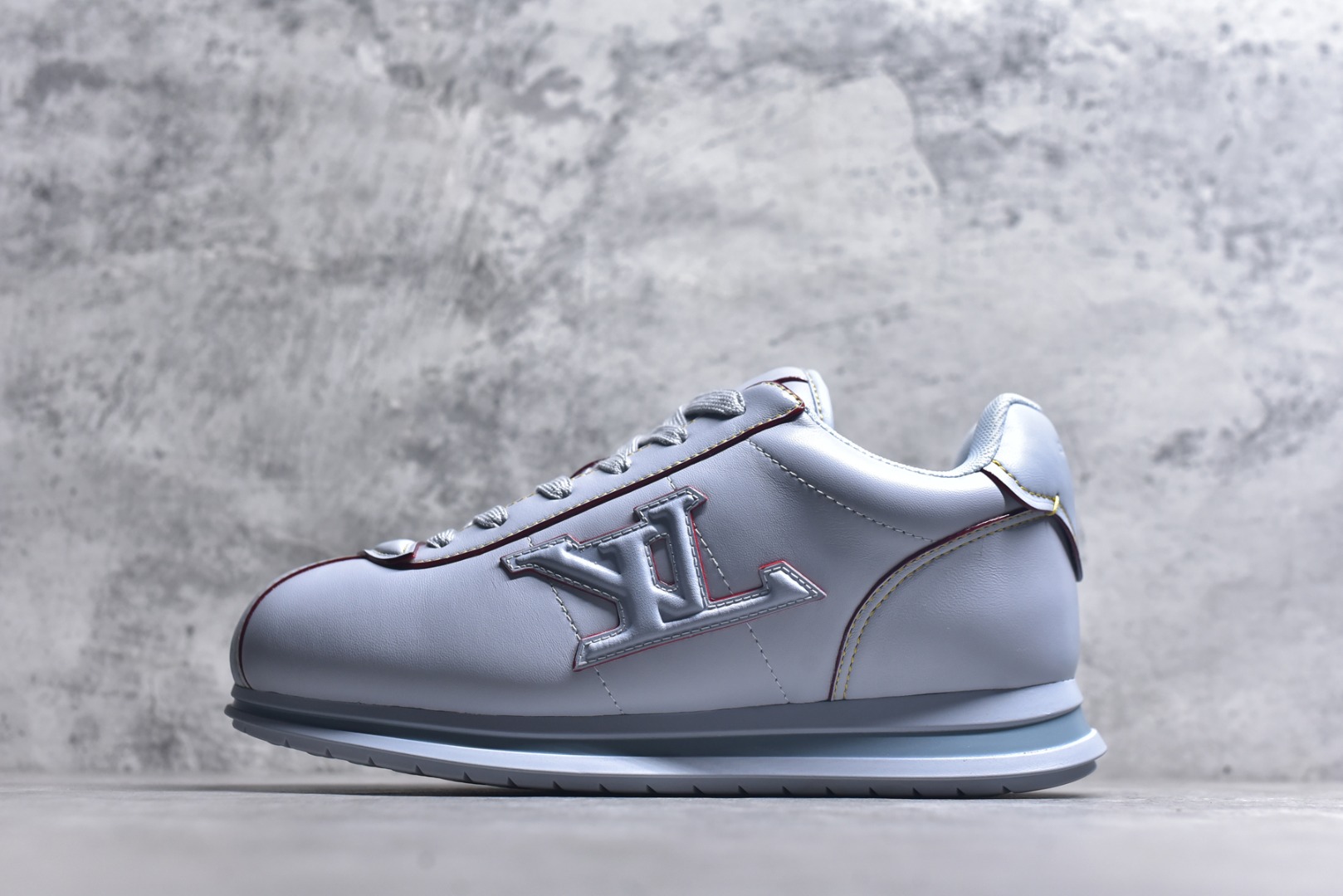 #Louis Vuitton LV x Nigo联款 Buttersoft FW25 最新款阿甘休闲运动面包鞋 菲董操刀的LV Buttersoft运动鞋真的星星眼 这波“面包鞋”新风潮必须冲 上脚秒get慵懒高级感 舒适度堪称“踩屎感”天花板 鞋型神似经典阿甘鞋，但做了“加肥加大”的面包鞋 改良，厚鞋舌＋宽鞋带，复古叉带点憨憨的萌感。 此次系列包括从简约风格的运动鞋到引人注目的跑鞋 LV 以其标志性的厚底和现代美学脱颖而出 而其他款式则采用了奢华的麂皮 皮革和帆布等材质 一些运动鞋设计富有未来感 强调功能性与舒适性 并向运动风格的奢华鞋履迈进 每个细节都按原版开发 面料 头层皮 内里 进口透气网里 鞋底原版开模防滑TPU材质 底厚3CM 尺码：35 36 37 38 39 40 41 42 43 44 45-选品中心