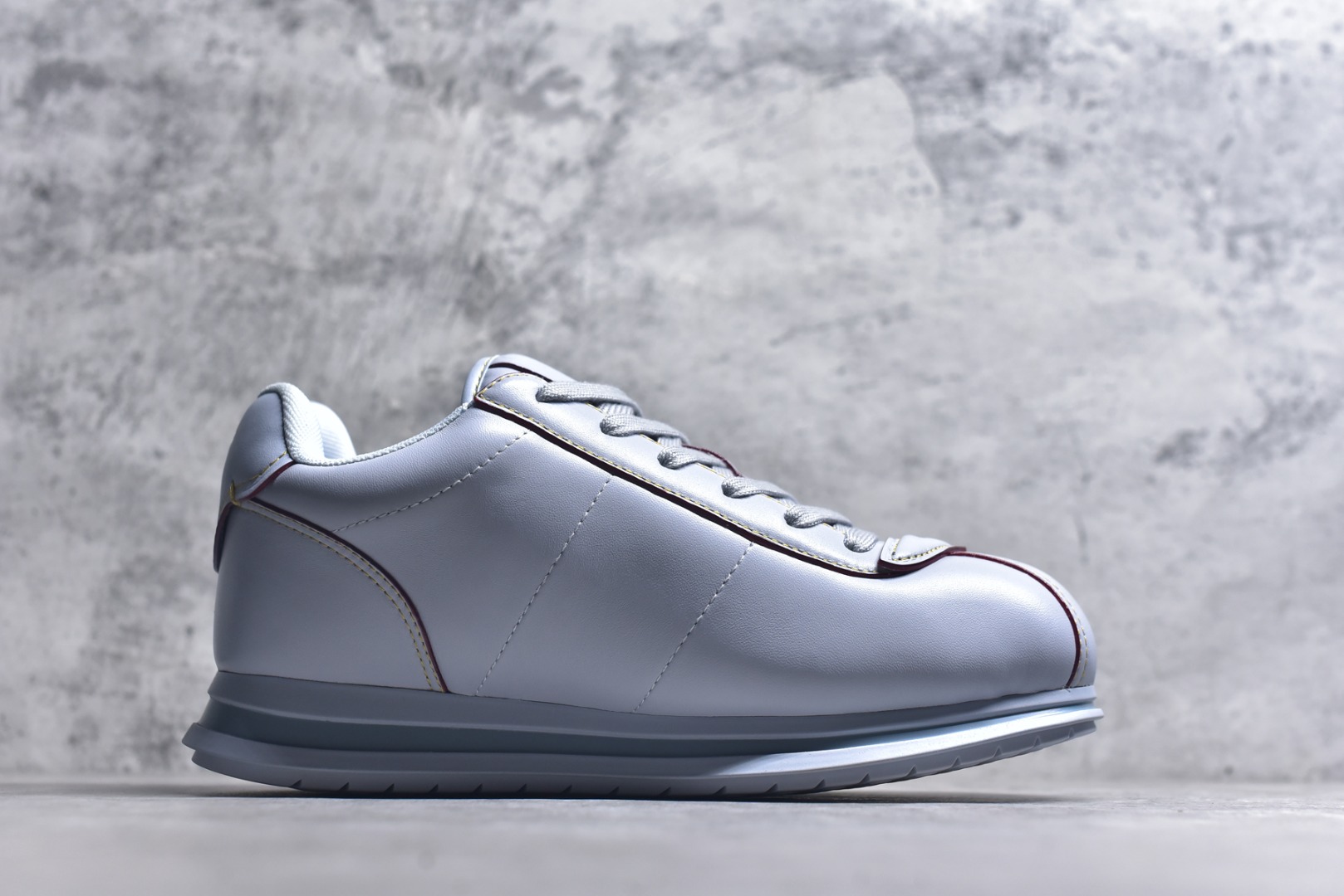 图片[3]-#Louis Vuitton LV x Nigo联款 Buttersoft FW25 最新款阿甘休闲运动面包鞋 菲董操刀的LV Buttersoft运动鞋真的星星眼 这波“面包鞋”新风潮必须冲 上脚秒get慵懒高级感 舒适度堪称“踩屎感”天花板 鞋型神似经典阿甘鞋，但做了“加肥加大”的面包鞋 改良，厚鞋舌＋宽鞋带，复古叉带点憨憨的萌感。 此次系列包括从简约风格的运动鞋到引人注目的跑鞋 LV 以其标志性的厚底和现代美学脱颖而出 而其他款式则采用了奢华的麂皮 皮革和帆布等材质 一些运动鞋设计富有未来感 强调功能性与舒适性 并向运动风格的奢华鞋履迈进 每个细节都按原版开发 面料 头层皮 内里 进口透气网里 鞋底原版开模防滑TPU材质 底厚3CM 尺码：35 36 37 38 39 40 41 42 43 44 45-选品中心