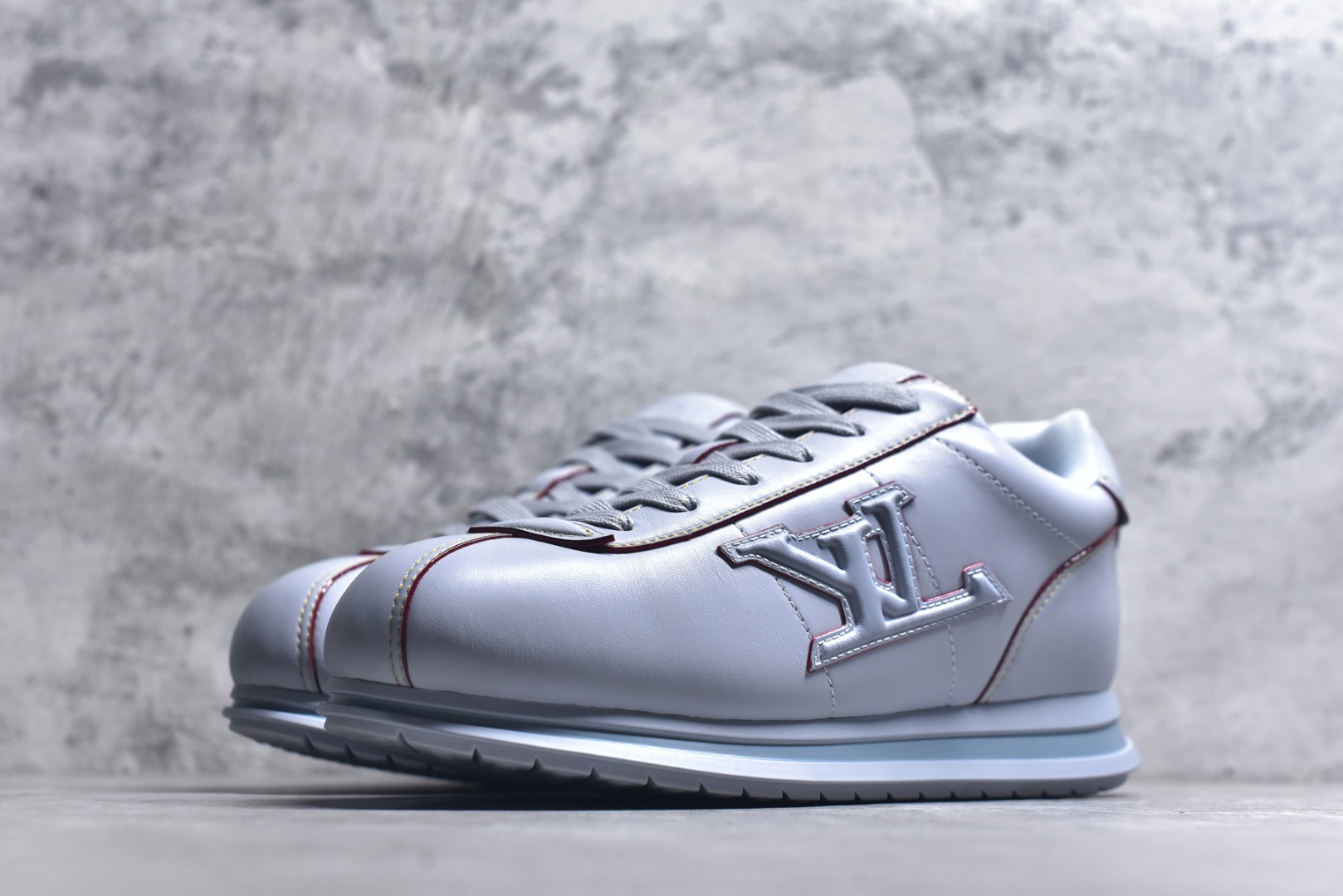 图片[2]-#Louis Vuitton LV x Nigo联款 Buttersoft FW25 最新款阿甘休闲运动面包鞋 菲董操刀的LV Buttersoft运动鞋真的星星眼 这波“面包鞋”新风潮必须冲 上脚秒get慵懒高级感 舒适度堪称“踩屎感”天花板 鞋型神似经典阿甘鞋，但做了“加肥加大”的面包鞋 改良，厚鞋舌＋宽鞋带，复古叉带点憨憨的萌感。 此次系列包括从简约风格的运动鞋到引人注目的跑鞋 LV 以其标志性的厚底和现代美学脱颖而出 而其他款式则采用了奢华的麂皮 皮革和帆布等材质 一些运动鞋设计富有未来感 强调功能性与舒适性 并向运动风格的奢华鞋履迈进 每个细节都按原版开发 面料 头层皮 内里 进口透气网里 鞋底原版开模防滑TPU材质 底厚3CM 尺码：35 36 37 38 39 40 41 42 43 44 45-选品中心