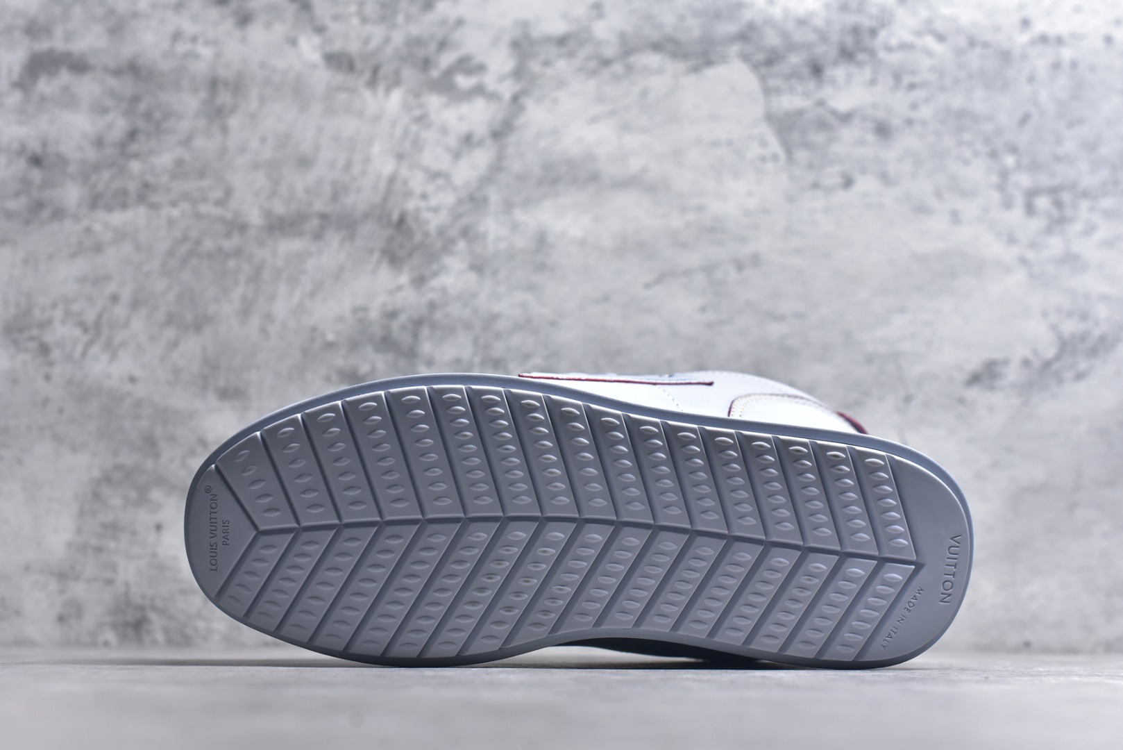 图片[6]-#Louis Vuitton LV x Nigo联款 Buttersoft FW25 最新款阿甘休闲运动面包鞋 菲董操刀的LV Buttersoft运动鞋真的星星眼 这波“面包鞋”新风潮必须冲 上脚秒get慵懒高级感 舒适度堪称“踩屎感”天花板 鞋型神似经典阿甘鞋，但做了“加肥加大”的面包鞋 改良，厚鞋舌＋宽鞋带，复古叉带点憨憨的萌感。 此次系列包括从简约风格的运动鞋到引人注目的跑鞋 LV 以其标志性的厚底和现代美学脱颖而出 而其他款式则采用了奢华的麂皮 皮革和帆布等材质 一些运动鞋设计富有未来感 强调功能性与舒适性 并向运动风格的奢华鞋履迈进 每个细节都按原版开发 面料 头层皮 内里 进口透气网里 鞋底原版开模防滑TPU材质 底厚3CM 尺码：35 36 37 38 39 40 41 42 43 44 45-选品中心