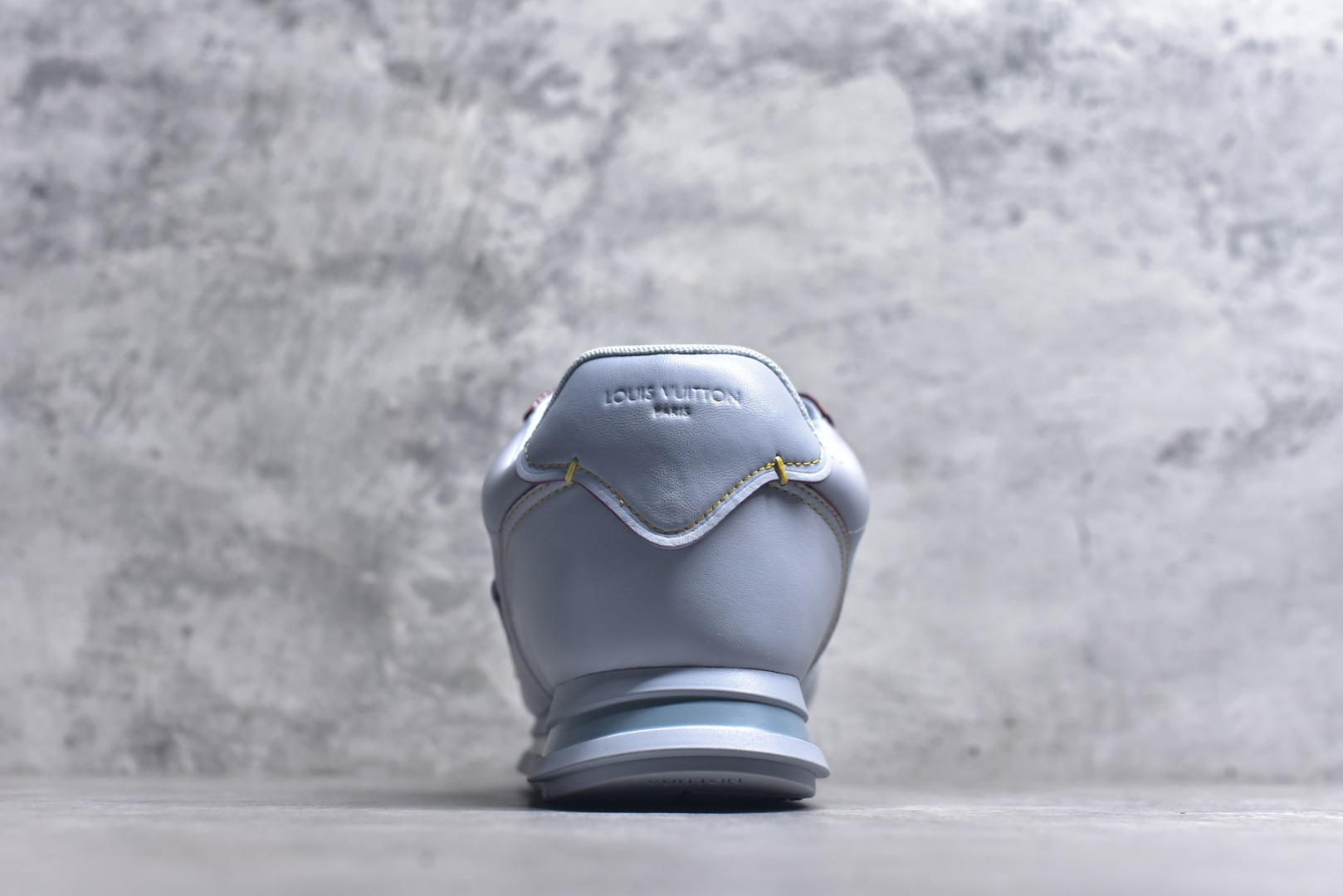 图片[5]-#Louis Vuitton LV x Nigo联款 Buttersoft FW25 最新款阿甘休闲运动面包鞋 菲董操刀的LV Buttersoft运动鞋真的星星眼 这波“面包鞋”新风潮必须冲 上脚秒get慵懒高级感 舒适度堪称“踩屎感”天花板 鞋型神似经典阿甘鞋，但做了“加肥加大”的面包鞋 改良，厚鞋舌＋宽鞋带，复古叉带点憨憨的萌感。 此次系列包括从简约风格的运动鞋到引人注目的跑鞋 LV 以其标志性的厚底和现代美学脱颖而出 而其他款式则采用了奢华的麂皮 皮革和帆布等材质 一些运动鞋设计富有未来感 强调功能性与舒适性 并向运动风格的奢华鞋履迈进 每个细节都按原版开发 面料 头层皮 内里 进口透气网里 鞋底原版开模防滑TPU材质 底厚3CM 尺码：35 36 37 38 39 40 41 42 43 44 45-选品中心