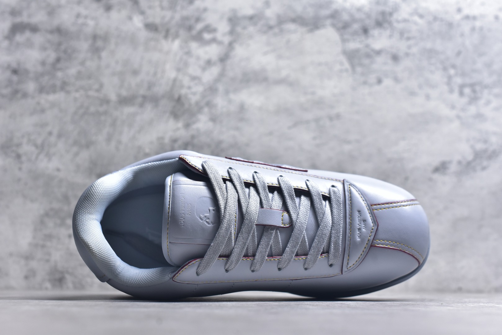 图片[4]-#Louis Vuitton LV x Nigo联款 Buttersoft FW25 最新款阿甘休闲运动面包鞋 菲董操刀的LV Buttersoft运动鞋真的星星眼 这波“面包鞋”新风潮必须冲 上脚秒get慵懒高级感 舒适度堪称“踩屎感”天花板 鞋型神似经典阿甘鞋，但做了“加肥加大”的面包鞋 改良，厚鞋舌＋宽鞋带，复古叉带点憨憨的萌感。 此次系列包括从简约风格的运动鞋到引人注目的跑鞋 LV 以其标志性的厚底和现代美学脱颖而出 而其他款式则采用了奢华的麂皮 皮革和帆布等材质 一些运动鞋设计富有未来感 强调功能性与舒适性 并向运动风格的奢华鞋履迈进 每个细节都按原版开发 面料 头层皮 内里 进口透气网里 鞋底原版开模防滑TPU材质 底厚3CM 尺码：35 36 37 38 39 40 41 42 43 44 45-选品中心