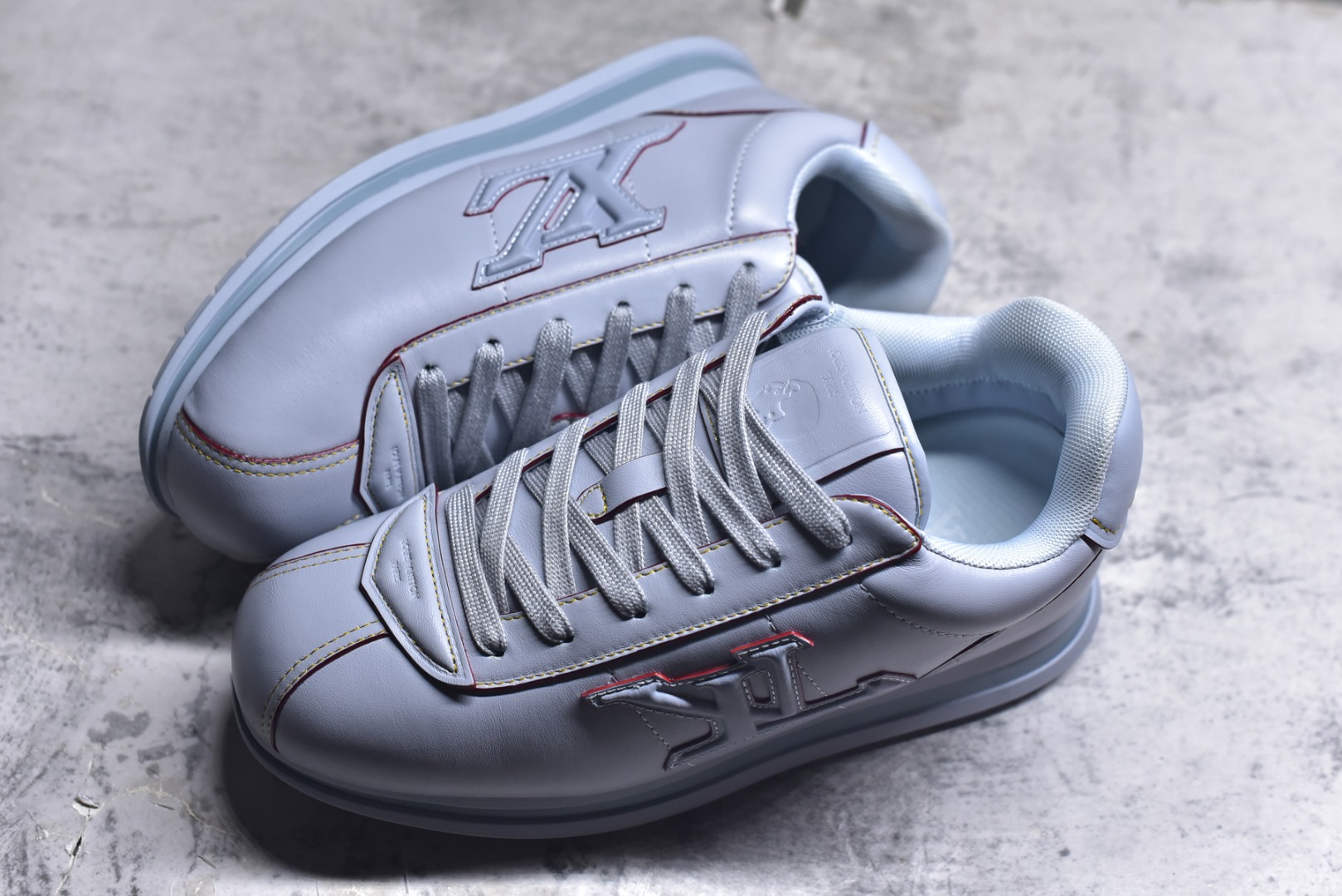 图片[7]-#Louis Vuitton LV x Nigo联款 Buttersoft FW25 最新款阿甘休闲运动面包鞋 菲董操刀的LV Buttersoft运动鞋真的星星眼 这波“面包鞋”新风潮必须冲 上脚秒get慵懒高级感 舒适度堪称“踩屎感”天花板 鞋型神似经典阿甘鞋，但做了“加肥加大”的面包鞋 改良，厚鞋舌＋宽鞋带，复古叉带点憨憨的萌感。 此次系列包括从简约风格的运动鞋到引人注目的跑鞋 LV 以其标志性的厚底和现代美学脱颖而出 而其他款式则采用了奢华的麂皮 皮革和帆布等材质 一些运动鞋设计富有未来感 强调功能性与舒适性 并向运动风格的奢华鞋履迈进 每个细节都按原版开发 面料 头层皮 内里 进口透气网里 鞋底原版开模防滑TPU材质 底厚3CM 尺码：35 36 37 38 39 40 41 42 43 44 45-选品中心