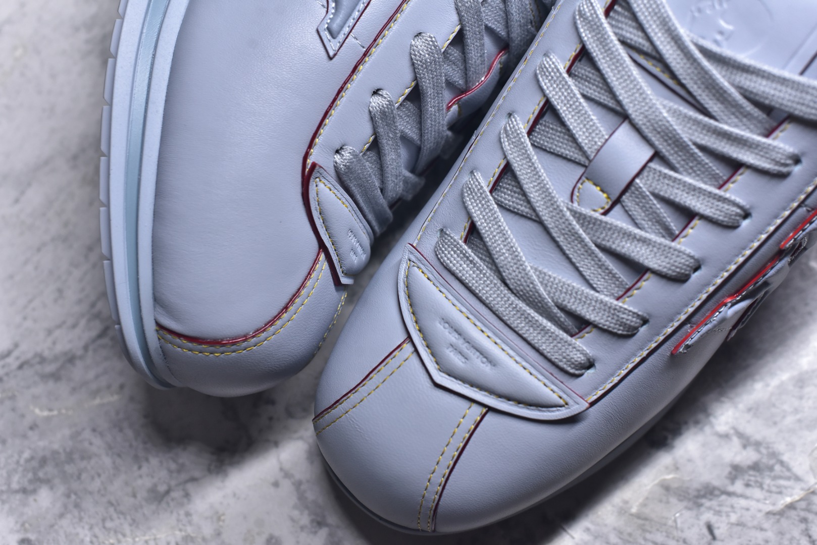 图片[8]-#Louis Vuitton LV x Nigo联款 Buttersoft FW25 最新款阿甘休闲运动面包鞋 菲董操刀的LV Buttersoft运动鞋真的星星眼 这波“面包鞋”新风潮必须冲 上脚秒get慵懒高级感 舒适度堪称“踩屎感”天花板 鞋型神似经典阿甘鞋，但做了“加肥加大”的面包鞋 改良，厚鞋舌＋宽鞋带，复古叉带点憨憨的萌感。 此次系列包括从简约风格的运动鞋到引人注目的跑鞋 LV 以其标志性的厚底和现代美学脱颖而出 而其他款式则采用了奢华的麂皮 皮革和帆布等材质 一些运动鞋设计富有未来感 强调功能性与舒适性 并向运动风格的奢华鞋履迈进 每个细节都按原版开发 面料 头层皮 内里 进口透气网里 鞋底原版开模防滑TPU材质 底厚3CM 尺码：35 36 37 38 39 40 41 42 43 44 45-选品中心