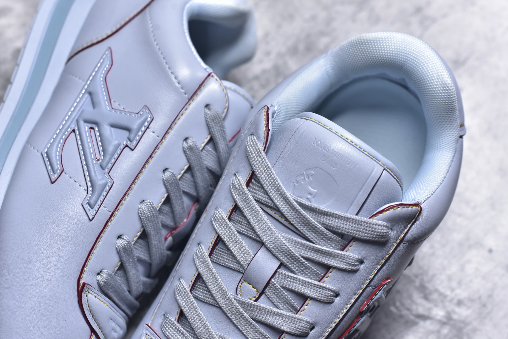 图片[9]-#Louis Vuitton LV x Nigo联款 Buttersoft FW25 最新款阿甘休闲运动面包鞋 菲董操刀的LV Buttersoft运动鞋真的星星眼 这波“面包鞋”新风潮必须冲 上脚秒get慵懒高级感 舒适度堪称“踩屎感”天花板 鞋型神似经典阿甘鞋，但做了“加肥加大”的面包鞋 改良，厚鞋舌＋宽鞋带，复古叉带点憨憨的萌感。 此次系列包括从简约风格的运动鞋到引人注目的跑鞋 LV 以其标志性的厚底和现代美学脱颖而出 而其他款式则采用了奢华的麂皮 皮革和帆布等材质 一些运动鞋设计富有未来感 强调功能性与舒适性 并向运动风格的奢华鞋履迈进 每个细节都按原版开发 面料 头层皮 内里 进口透气网里 鞋底原版开模防滑TPU材质 底厚3CM 尺码：35 36 37 38 39 40 41 42 43 44 45-选品中心