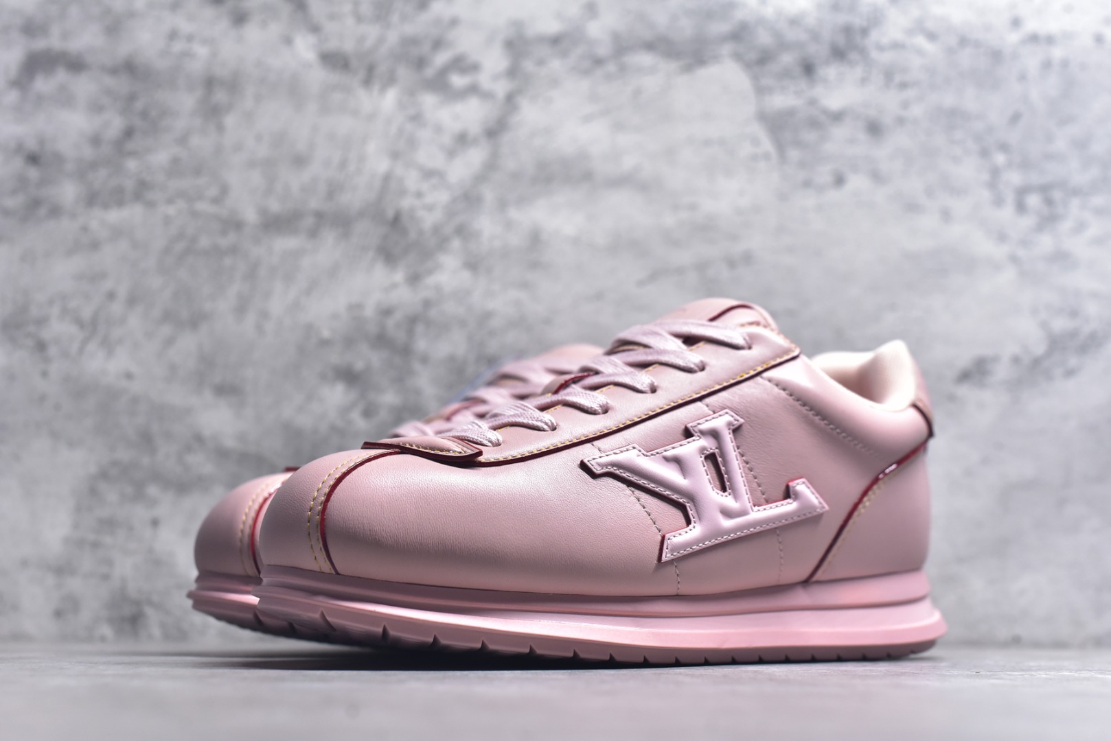 图片[2]-#Louis Vuitton LV x Nigo联款 Buttersoft FW25 最新款阿甘休闲运动面包鞋 菲董操刀的LV Buttersoft运动鞋真的星星眼 这波“面包鞋”新风潮必须冲 上脚秒get慵懒高级感 舒适度堪称“踩屎感”天花板 鞋型神似经典阿甘鞋，但做了“加肥加大”的面包鞋 改良，厚鞋舌＋宽鞋带，复古叉带点憨憨的萌感。 此次系列包括从简约风格的运动鞋到引人注目的跑鞋 LV 以其标志性的厚底和现代美学脱颖而出 而其他款式则采用了奢华的麂皮 皮革和帆布等材质 一些运动鞋设计富有未来感 强调功能性与舒适性 并向运动风格的奢华鞋履迈进 每个细节都按原版开发 面料 头层皮 内里 进口透气网里 鞋底原版开模防滑TPU材质 底厚3CM 尺码：35 36 37 38 39 40 41 42 43 44 45-选品中心