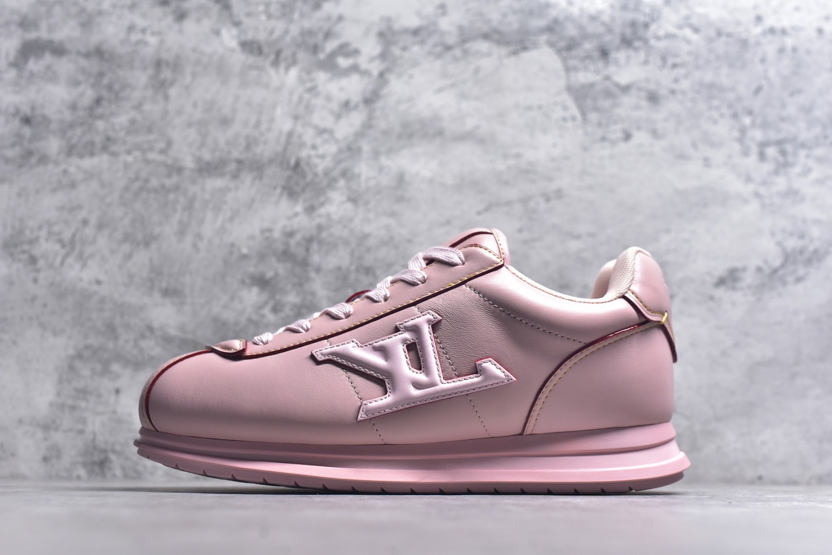 #Louis Vuitton LV x Nigo联款 Buttersoft FW25 最新款阿甘休闲运动面包鞋 菲董操刀的LV Buttersoft运动鞋真的星星眼 这波“面包鞋”新风潮必须冲 上脚秒get慵懒高级感 舒适度堪称“踩屎感”天花板 鞋型神似经典阿甘鞋，但做了“加肥加大”的面包鞋 改良，厚鞋舌＋宽鞋带，复古叉带点憨憨的萌感。 此次系列包括从简约风格的运动鞋到引人注目的跑鞋 LV 以其标志性的厚底和现代美学脱颖而出 而其他款式则采用了奢华的麂皮 皮革和帆布等材质 一些运动鞋设计富有未来感 强调功能性与舒适性 并向运动风格的奢华鞋履迈进 每个细节都按原版开发 面料 头层皮 内里 进口透气网里 鞋底原版开模防滑TPU材质 底厚3CM 尺码：35 36 37 38 39 40 41 42 43 44 45-选品中心