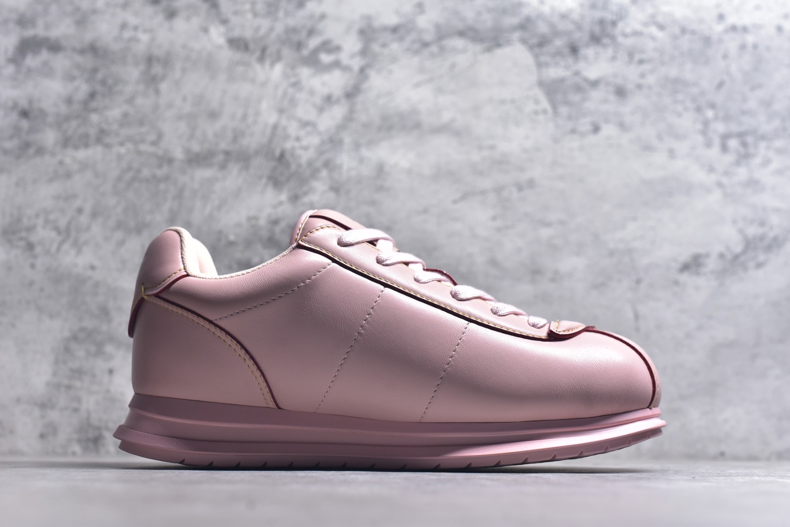 图片[3]-#Louis Vuitton LV x Nigo联款 Buttersoft FW25 最新款阿甘休闲运动面包鞋 菲董操刀的LV Buttersoft运动鞋真的星星眼 这波“面包鞋”新风潮必须冲 上脚秒get慵懒高级感 舒适度堪称“踩屎感”天花板 鞋型神似经典阿甘鞋，但做了“加肥加大”的面包鞋 改良，厚鞋舌＋宽鞋带，复古叉带点憨憨的萌感。 此次系列包括从简约风格的运动鞋到引人注目的跑鞋 LV 以其标志性的厚底和现代美学脱颖而出 而其他款式则采用了奢华的麂皮 皮革和帆布等材质 一些运动鞋设计富有未来感 强调功能性与舒适性 并向运动风格的奢华鞋履迈进 每个细节都按原版开发 面料 头层皮 内里 进口透气网里 鞋底原版开模防滑TPU材质 底厚3CM 尺码：35 36 37 38 39 40 41 42 43 44 45-选品中心