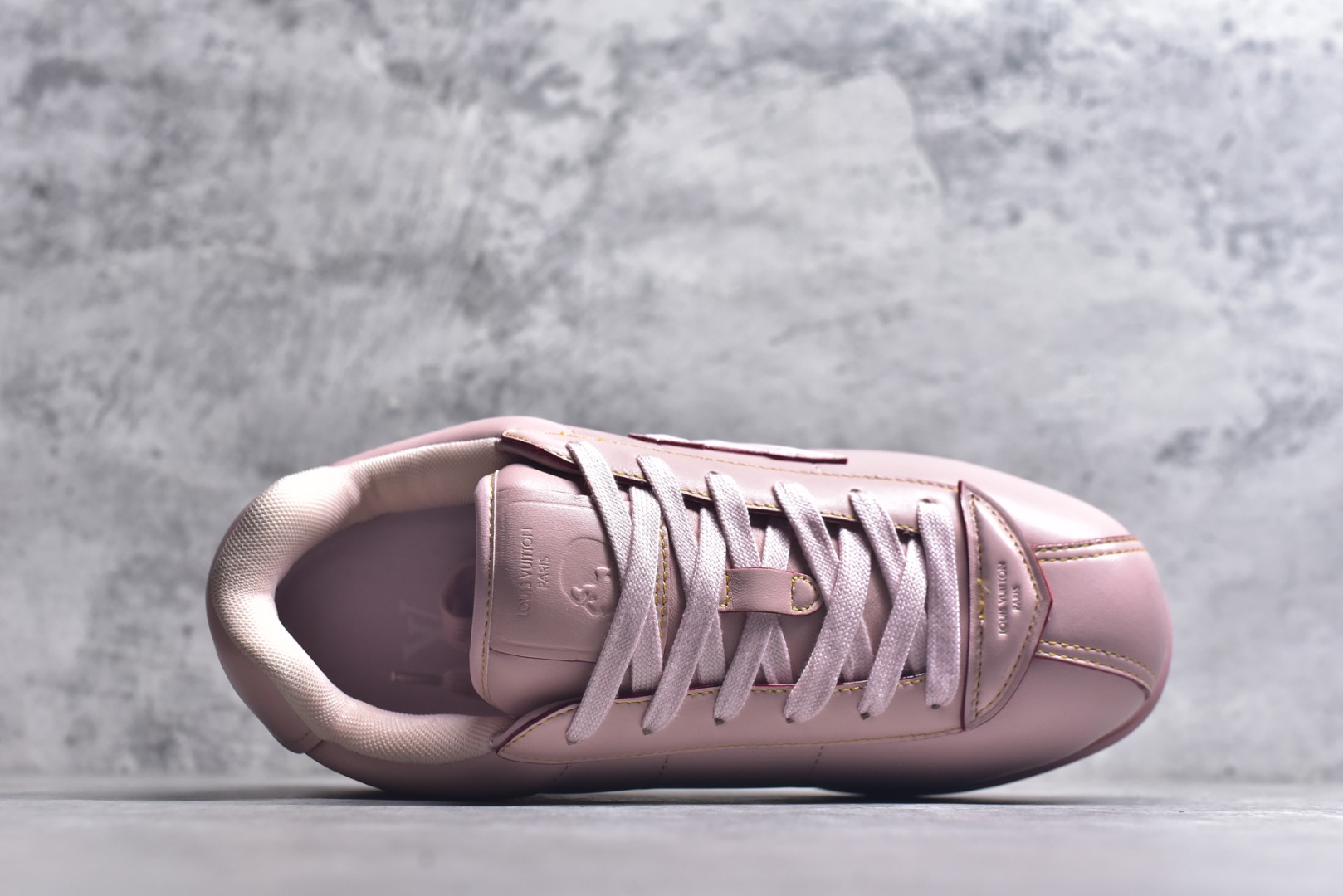 图片[4]-#Louis Vuitton LV x Nigo联款 Buttersoft FW25 最新款阿甘休闲运动面包鞋 菲董操刀的LV Buttersoft运动鞋真的星星眼 这波“面包鞋”新风潮必须冲 上脚秒get慵懒高级感 舒适度堪称“踩屎感”天花板 鞋型神似经典阿甘鞋，但做了“加肥加大”的面包鞋 改良，厚鞋舌＋宽鞋带，复古叉带点憨憨的萌感。 此次系列包括从简约风格的运动鞋到引人注目的跑鞋 LV 以其标志性的厚底和现代美学脱颖而出 而其他款式则采用了奢华的麂皮 皮革和帆布等材质 一些运动鞋设计富有未来感 强调功能性与舒适性 并向运动风格的奢华鞋履迈进 每个细节都按原版开发 面料 头层皮 内里 进口透气网里 鞋底原版开模防滑TPU材质 底厚3CM 尺码：35 36 37 38 39 40 41 42 43 44 45-选品中心