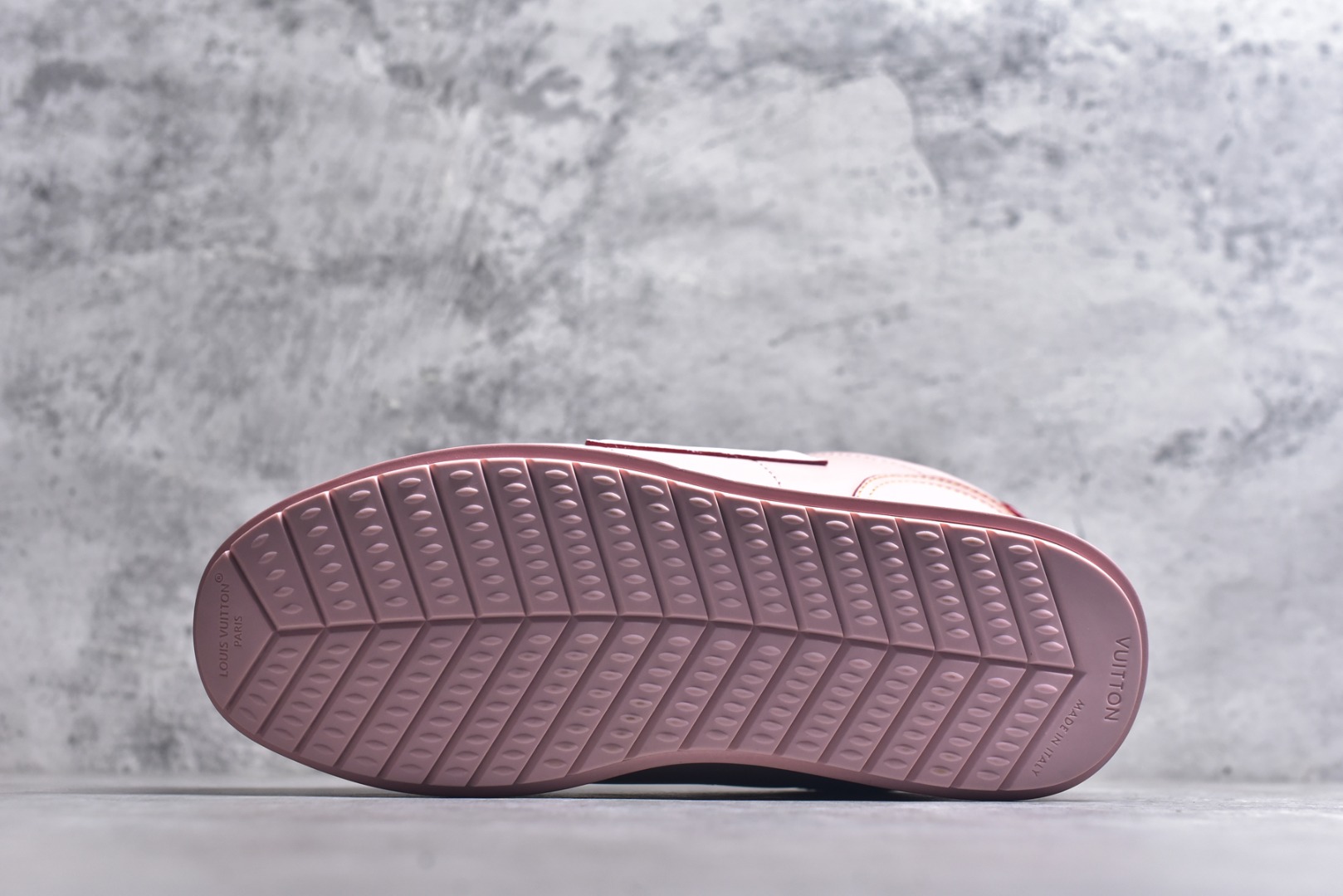 图片[6]-#Louis Vuitton LV x Nigo联款 Buttersoft FW25 最新款阿甘休闲运动面包鞋 菲董操刀的LV Buttersoft运动鞋真的星星眼 这波“面包鞋”新风潮必须冲 上脚秒get慵懒高级感 舒适度堪称“踩屎感”天花板 鞋型神似经典阿甘鞋，但做了“加肥加大”的面包鞋 改良，厚鞋舌＋宽鞋带，复古叉带点憨憨的萌感。 此次系列包括从简约风格的运动鞋到引人注目的跑鞋 LV 以其标志性的厚底和现代美学脱颖而出 而其他款式则采用了奢华的麂皮 皮革和帆布等材质 一些运动鞋设计富有未来感 强调功能性与舒适性 并向运动风格的奢华鞋履迈进 每个细节都按原版开发 面料 头层皮 内里 进口透气网里 鞋底原版开模防滑TPU材质 底厚3CM 尺码：35 36 37 38 39 40 41 42 43 44 45-选品中心