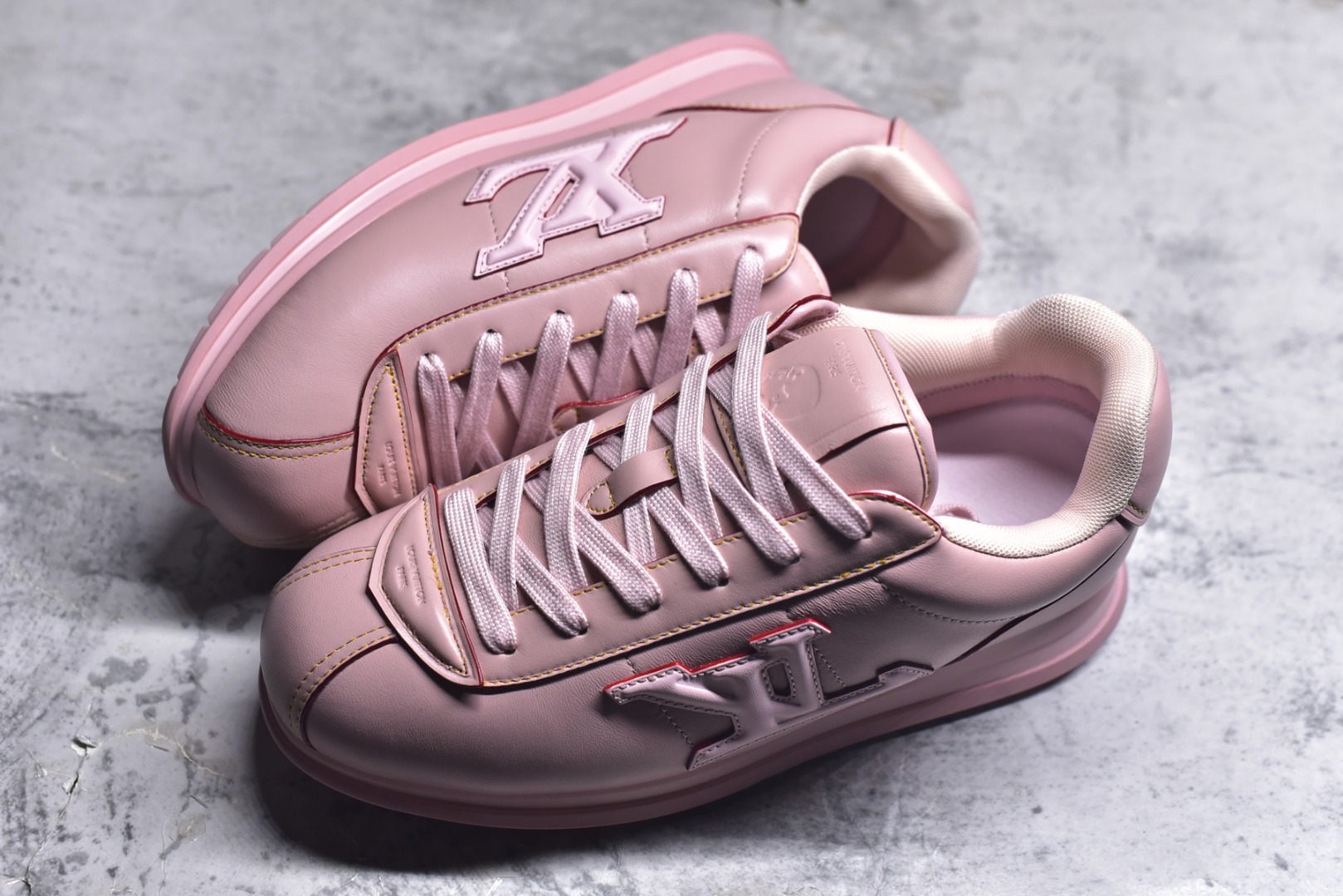 图片[7]-#Louis Vuitton LV x Nigo联款 Buttersoft FW25 最新款阿甘休闲运动面包鞋 菲董操刀的LV Buttersoft运动鞋真的星星眼 这波“面包鞋”新风潮必须冲 上脚秒get慵懒高级感 舒适度堪称“踩屎感”天花板 鞋型神似经典阿甘鞋，但做了“加肥加大”的面包鞋 改良，厚鞋舌＋宽鞋带，复古叉带点憨憨的萌感。 此次系列包括从简约风格的运动鞋到引人注目的跑鞋 LV 以其标志性的厚底和现代美学脱颖而出 而其他款式则采用了奢华的麂皮 皮革和帆布等材质 一些运动鞋设计富有未来感 强调功能性与舒适性 并向运动风格的奢华鞋履迈进 每个细节都按原版开发 面料 头层皮 内里 进口透气网里 鞋底原版开模防滑TPU材质 底厚3CM 尺码：35 36 37 38 39 40 41 42 43 44 45-选品中心