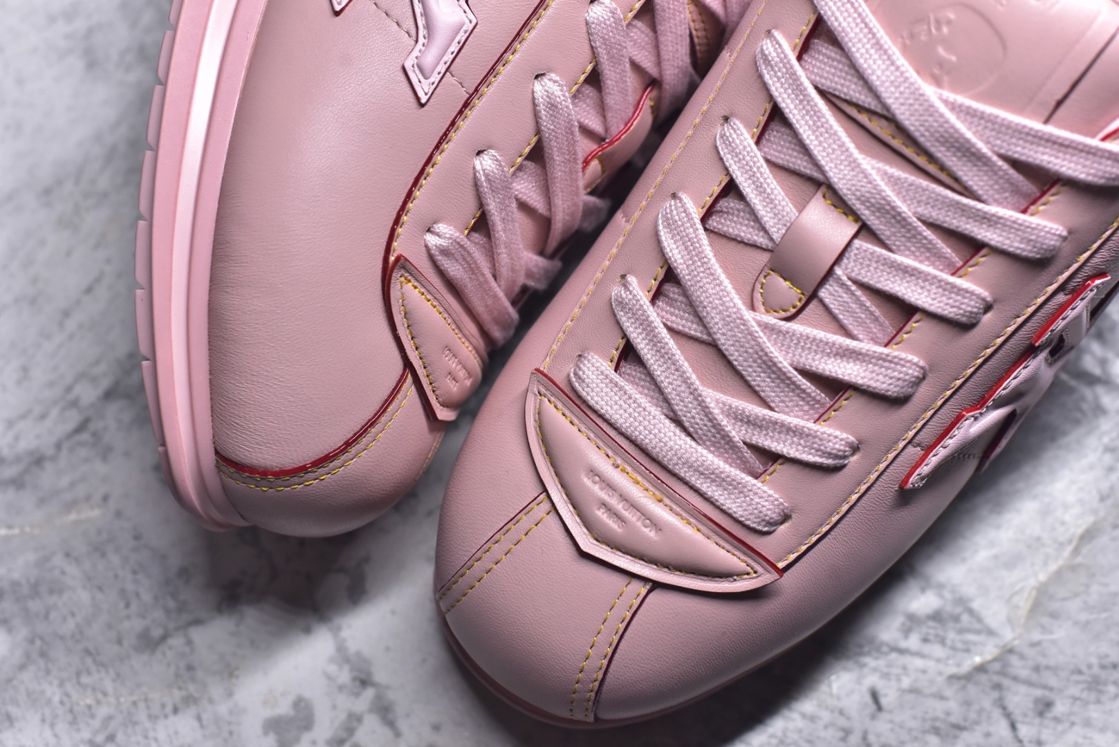 图片[8]-#Louis Vuitton LV x Nigo联款 Buttersoft FW25 最新款阿甘休闲运动面包鞋 菲董操刀的LV Buttersoft运动鞋真的星星眼 这波“面包鞋”新风潮必须冲 上脚秒get慵懒高级感 舒适度堪称“踩屎感”天花板 鞋型神似经典阿甘鞋，但做了“加肥加大”的面包鞋 改良，厚鞋舌＋宽鞋带，复古叉带点憨憨的萌感。 此次系列包括从简约风格的运动鞋到引人注目的跑鞋 LV 以其标志性的厚底和现代美学脱颖而出 而其他款式则采用了奢华的麂皮 皮革和帆布等材质 一些运动鞋设计富有未来感 强调功能性与舒适性 并向运动风格的奢华鞋履迈进 每个细节都按原版开发 面料 头层皮 内里 进口透气网里 鞋底原版开模防滑TPU材质 底厚3CM 尺码：35 36 37 38 39 40 41 42 43 44 45-选品中心