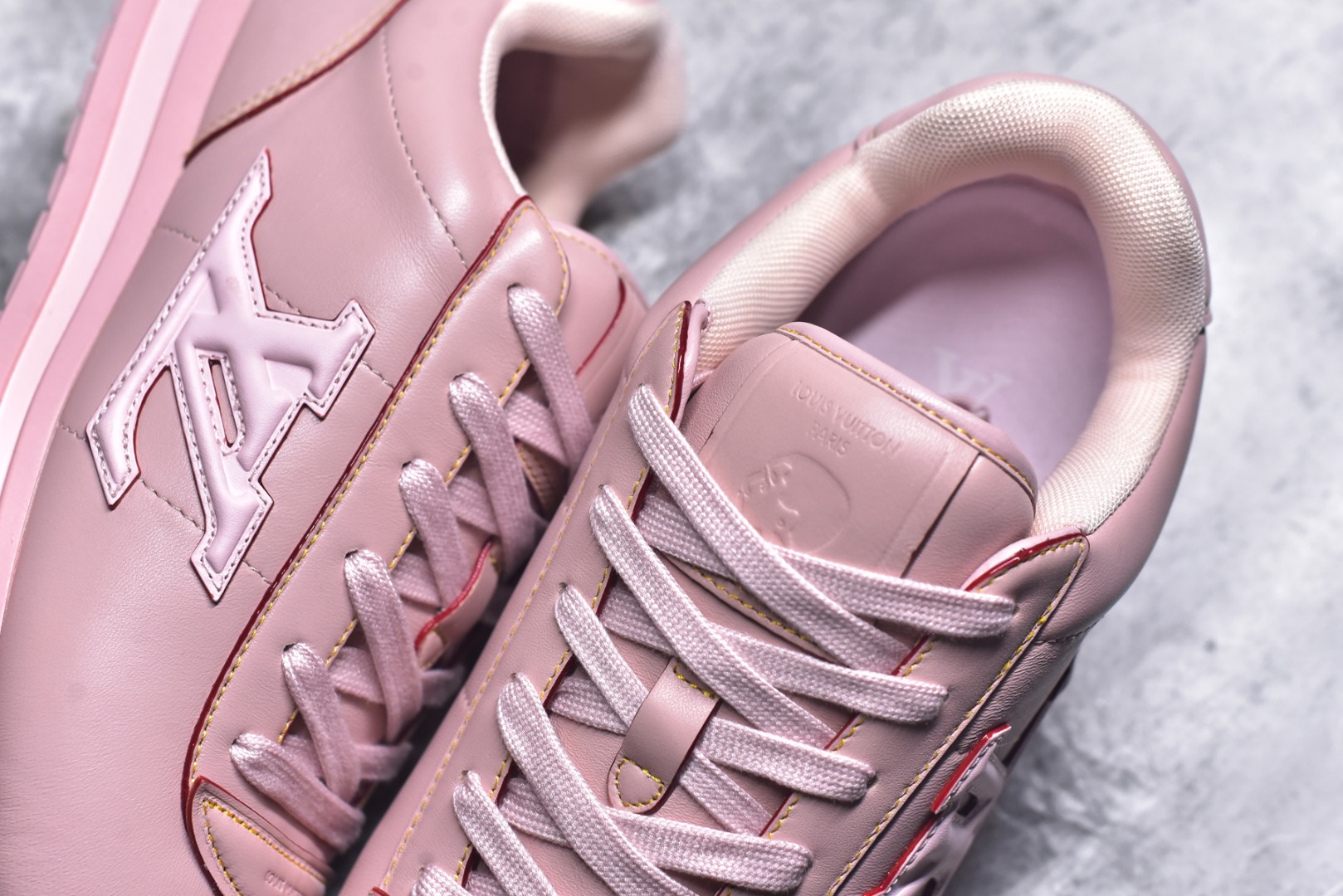 图片[9]-#Louis Vuitton LV x Nigo联款 Buttersoft FW25 最新款阿甘休闲运动面包鞋 菲董操刀的LV Buttersoft运动鞋真的星星眼 这波“面包鞋”新风潮必须冲 上脚秒get慵懒高级感 舒适度堪称“踩屎感”天花板 鞋型神似经典阿甘鞋，但做了“加肥加大”的面包鞋 改良，厚鞋舌＋宽鞋带，复古叉带点憨憨的萌感。 此次系列包括从简约风格的运动鞋到引人注目的跑鞋 LV 以其标志性的厚底和现代美学脱颖而出 而其他款式则采用了奢华的麂皮 皮革和帆布等材质 一些运动鞋设计富有未来感 强调功能性与舒适性 并向运动风格的奢华鞋履迈进 每个细节都按原版开发 面料 头层皮 内里 进口透气网里 鞋底原版开模防滑TPU材质 底厚3CM 尺码：35 36 37 38 39 40 41 42 43 44 45-选品中心