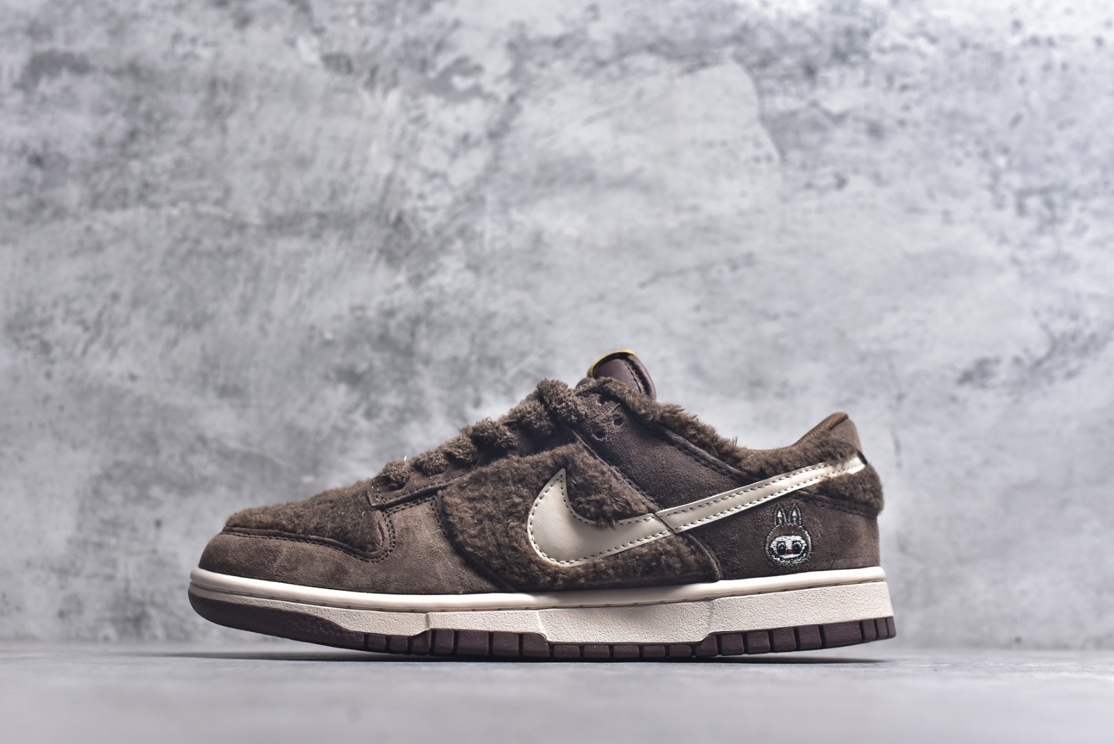 #Nike SB Dunk Low x Labubu 拉布布联名 纯原大厂出品 极力推荐 原装头层材料 独家版型蒸餾加工帶來的是更好的视觉和脚感体验大厂纯原品质出货 清洁度 电绣工艺 皮料切割干净无任何毛边 细节完美 栗子可可 GB6675-001 男女鞋 36 36.5 37.5 38 38.5 39 40 40.5 41 42 42.5 43 44 44.5 45-选品中心