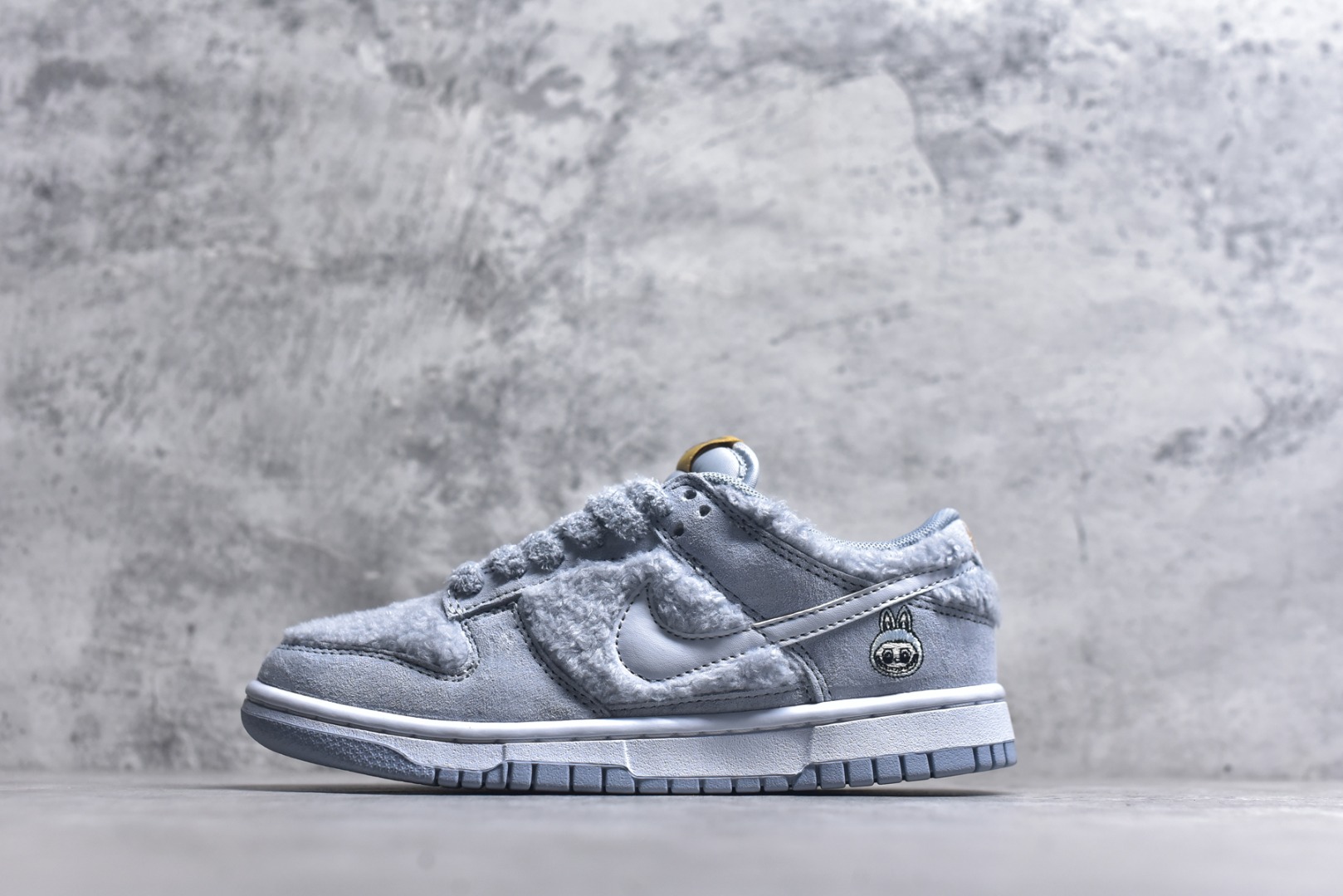 #Nike SB Dunk Low x Labubu 拉布布联名 纯原大厂出品 极力推荐 原装头层材料 独家版型蒸餾加工帶來的是更好的视觉和脚感体验大厂纯原品质出货 清洁度 电绣工艺 皮料切割干净无任何毛边 细节完美 海盐椰椰GB6675-005 男女鞋 36 36.5 37.5 38 38.5 39 40 40.5 41 42 42.5 43 44 44.5 45-选品中心