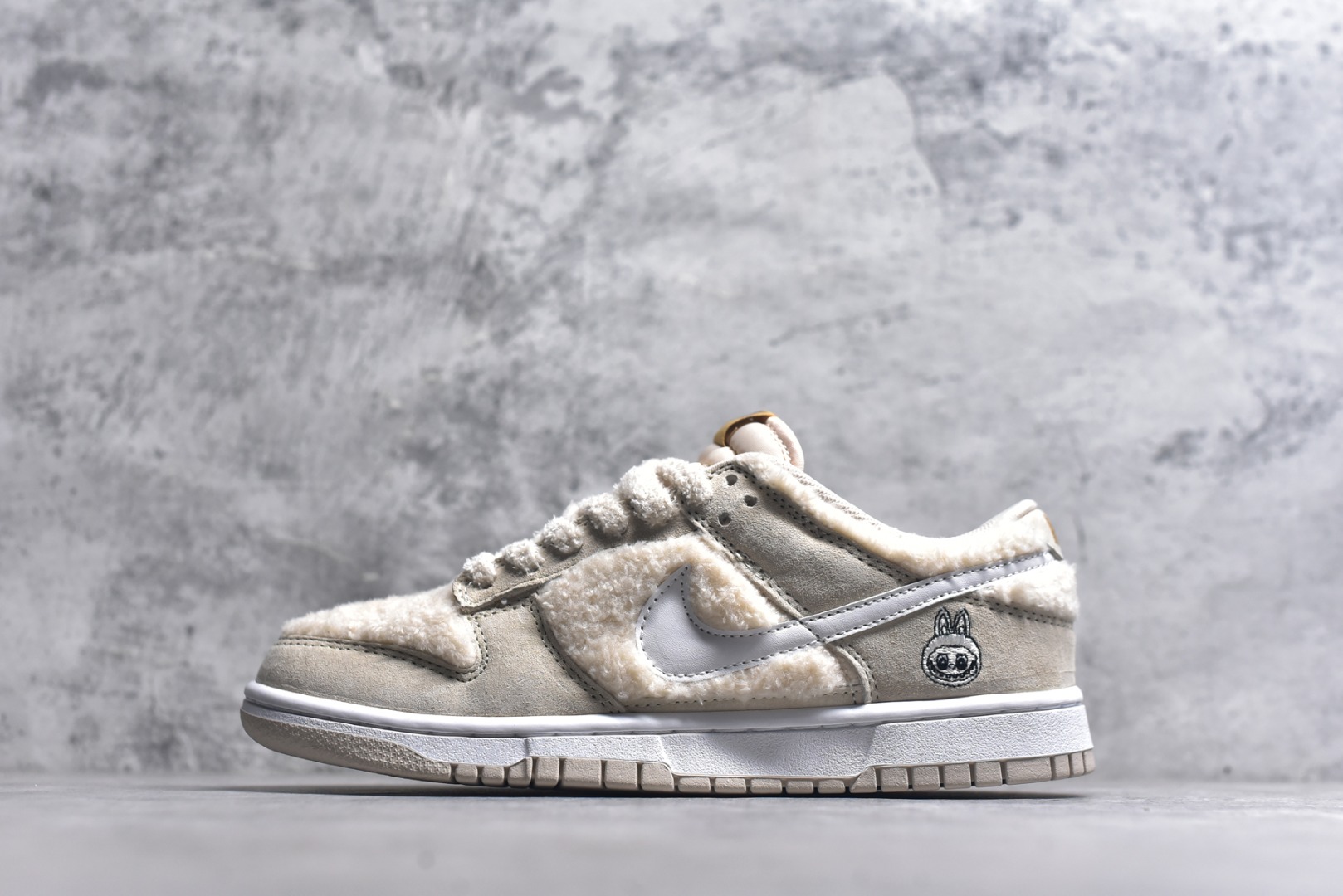 #Nike SB Dunk Low x Labubu 拉布布联名 纯原大厂出品 极力推荐 原装头层材料 独家版型蒸餾加工帶來的是更好的视觉和脚感体验大厂纯原品质出货 清洁度 电绣工艺 皮料切割干净无任何毛边 细节完美 多乳豆豆 GB6675-002 男女鞋 36 36.5 37.5 38 38.5 39 40 40.5 41 42 42.5 43 44 44.5 45-选品中心