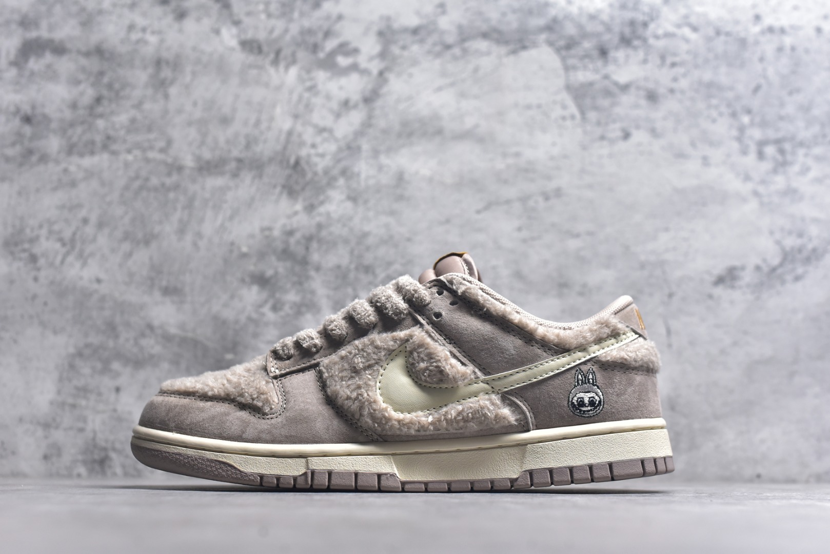 #Nike SB Dunk Low x Labubu 拉布布联名 纯原大厂出品 极力推荐 原装头层材料 独家版型蒸餾加工帶來的是更好的视觉和脚感体验大厂纯原品质出货 清洁度 电绣工艺 皮料切割干净无任何毛边 细节完美太妃糖糖 GB6675-006 男女鞋 36 36.5 37.5 38 38.5 39 40 40.5 41 42 42.5 43 44 44.5 45-选品中心