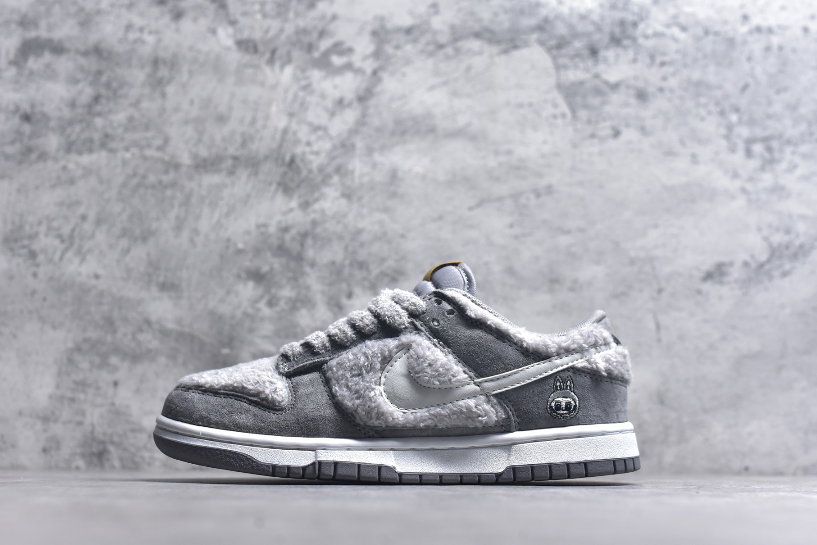 #Nike SB Dunk Low x Labubu 拉布布联名 纯原大厂出品 极力推荐 原装头层材料 独家版型蒸餾加工帶來的是更好的视觉和脚感体验大厂纯原品质出货 清洁度 电绣工艺 皮料切割干净无任何毛边 细节完美 芝麻豆豆 GB6675-007 男女鞋 36 36.5 37.5 38 38.5 39 40 40.5 41 42 42.5 43 44 44.5 45-选品中心
