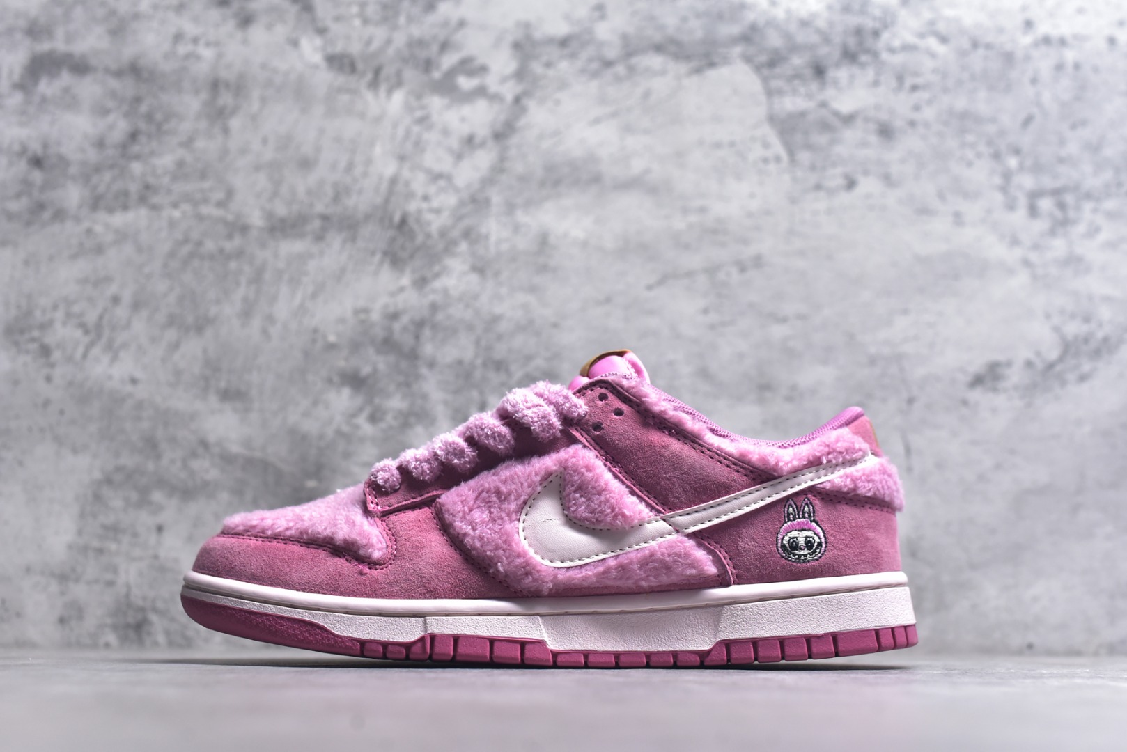 #Nike SB Dunk Low x Labubu 拉布布联名 纯原大厂出品 极力推荐 原装头层材料 独家版型蒸餾加工帶來的是更好的视觉和脚感体验大厂纯原品质出货 清洁度 电绣工艺 皮料切割干净无任何毛边 细节完美 荔枝莓莓 GB6675-003 女鞋 36 36.5 37.5 38 38.5 39 40 40.5 41 42-选品中心