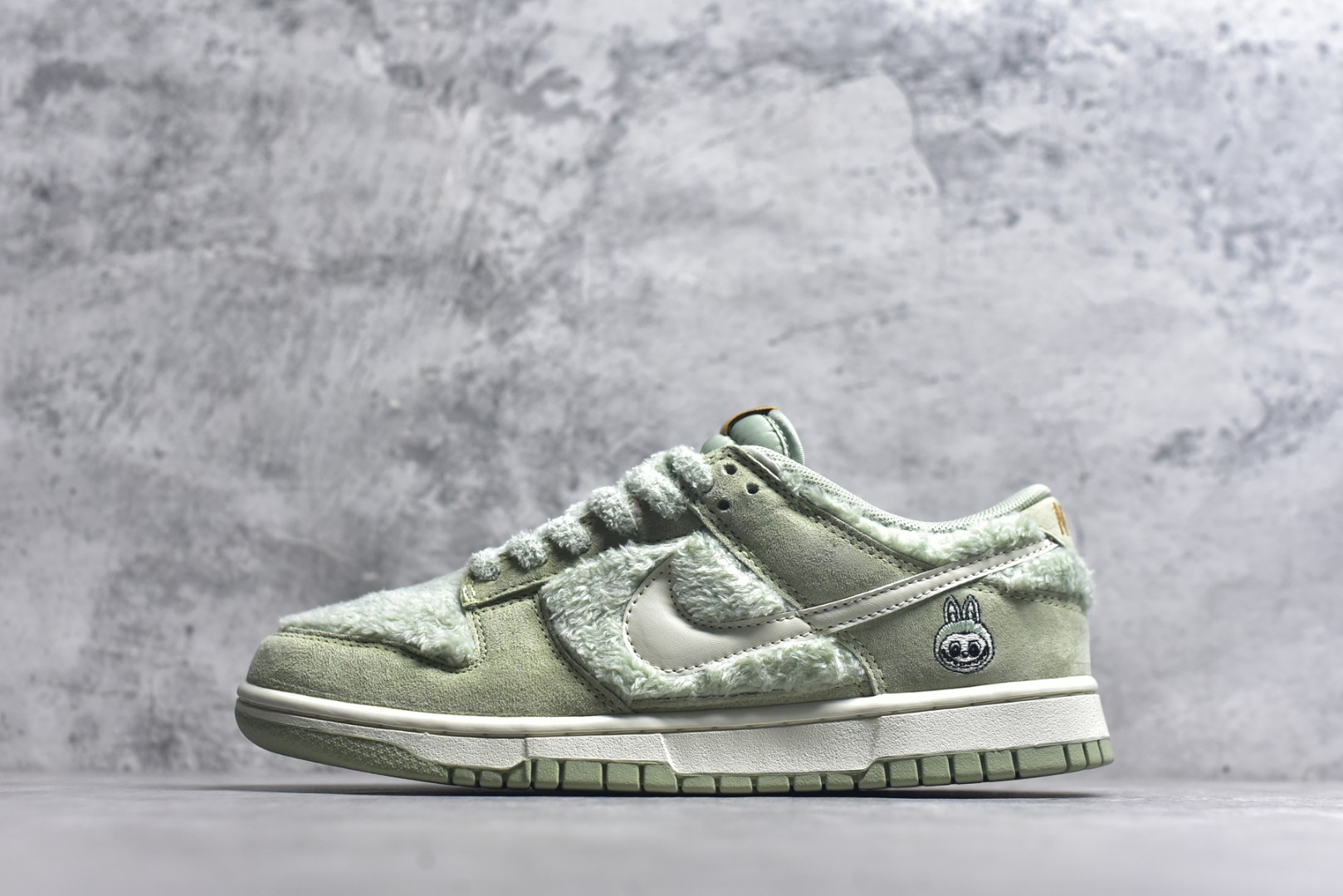 #Nike SB Dunk Low x Labubu 拉布布联名 纯原大厂出品 极力推荐 原装头层材料 独家版型蒸餾加工帶來的是更好的视觉和脚感体验大厂纯原品质出货 清洁度 电绣工艺 皮料切割干净无任何毛边 细节完美 青提果果 GB6675-004 男女鞋 36 36.5 37.5 38 38.5 39 40 40.5 41 42 42.5 43 44 44.5 45-选品中心