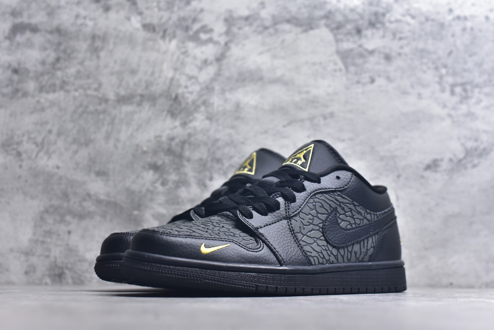 图片[2]-#Air Jordan 1 Low 黑金爆裂纹 AJ1乔1低帮休闲板鞋 同步官方配色 市场唯一独家头层皮打造 原鞋原档案开发 原厂皮料 原档冲孔鞋头 正确满胶鞋垫 四线拉帮 原厂织唛标 鞋舌高弹海绵填充。 货号：IM6568 0102136 尺码： 36 36.5 37.5 38 38.5 39 40 40.5 41 42 42.5 43 44 44.5 45 46-选品中心