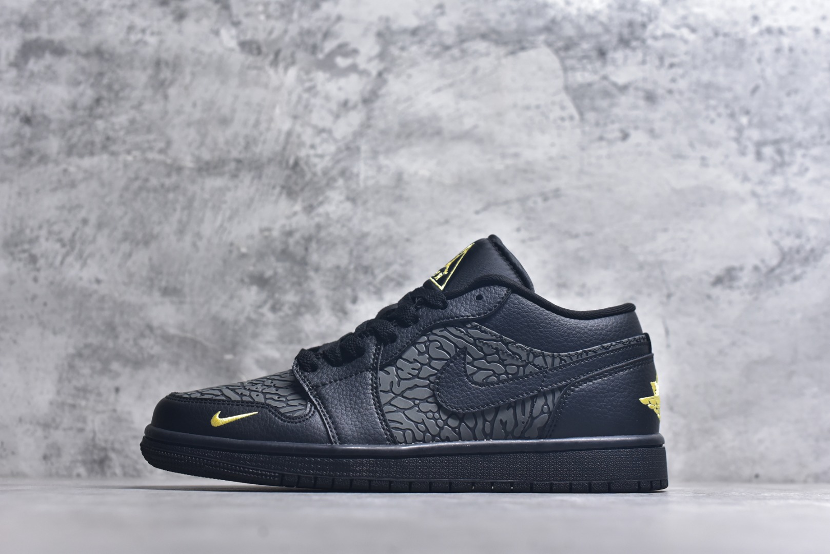 #Air Jordan 1 Low 黑金爆裂纹 AJ1乔1低帮休闲板鞋 同步官方配色 市场唯一独家头层皮打造 原鞋原档案开发 原厂皮料 原档冲孔鞋头 正确满胶鞋垫 四线拉帮 原厂织唛标 鞋舌高弹海绵填充。 货号：IM6568 0102136 尺码： 36 36.5 37.5 38 38.5 39 40 40.5 41 42 42.5 43 44 44.5 45 46-选品中心