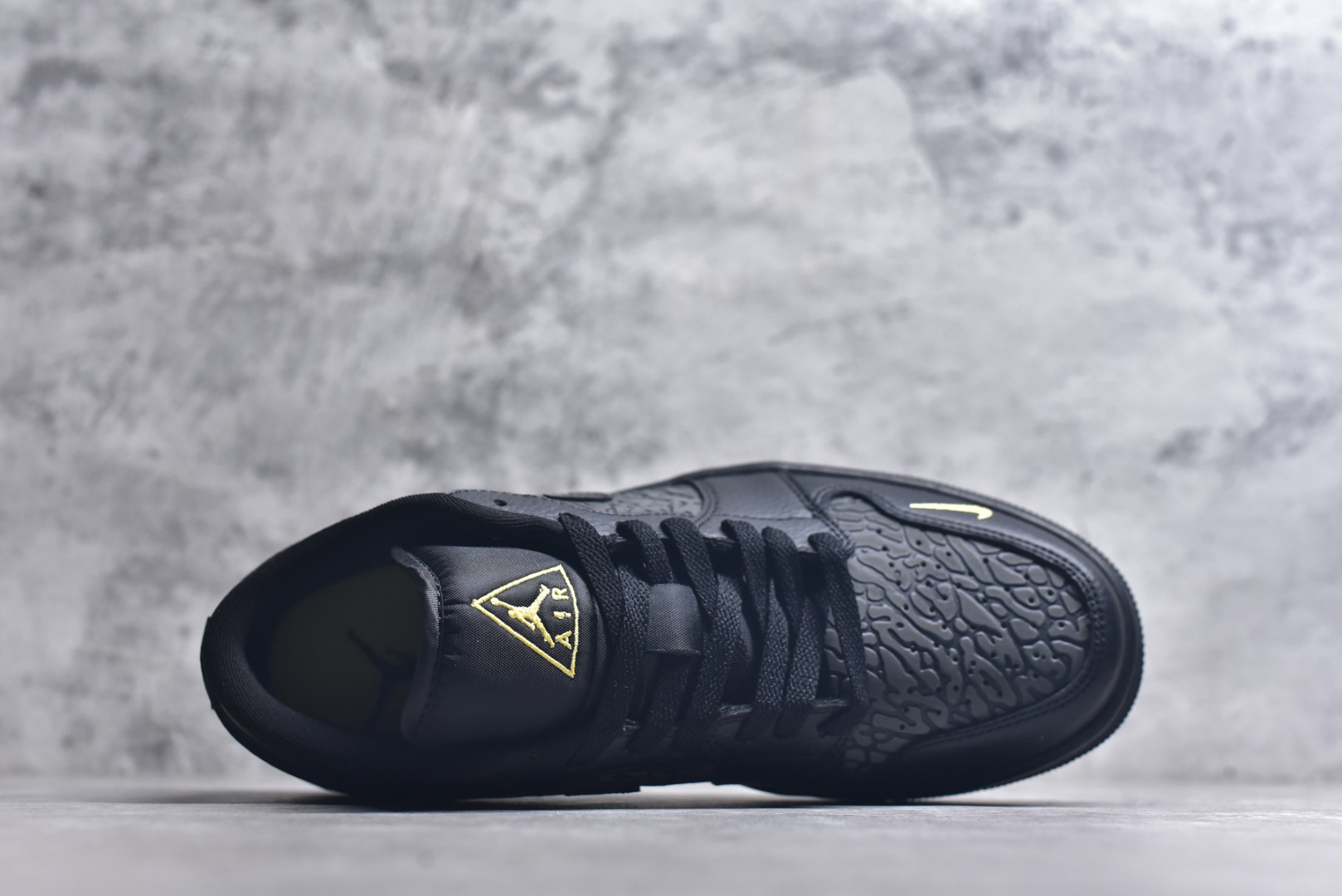 图片[4]-#Air Jordan 1 Low 黑金爆裂纹 AJ1乔1低帮休闲板鞋 同步官方配色 市场唯一独家头层皮打造 原鞋原档案开发 原厂皮料 原档冲孔鞋头 正确满胶鞋垫 四线拉帮 原厂织唛标 鞋舌高弹海绵填充。 货号：IM6568 0102136 尺码： 36 36.5 37.5 38 38.5 39 40 40.5 41 42 42.5 43 44 44.5 45 46-选品中心