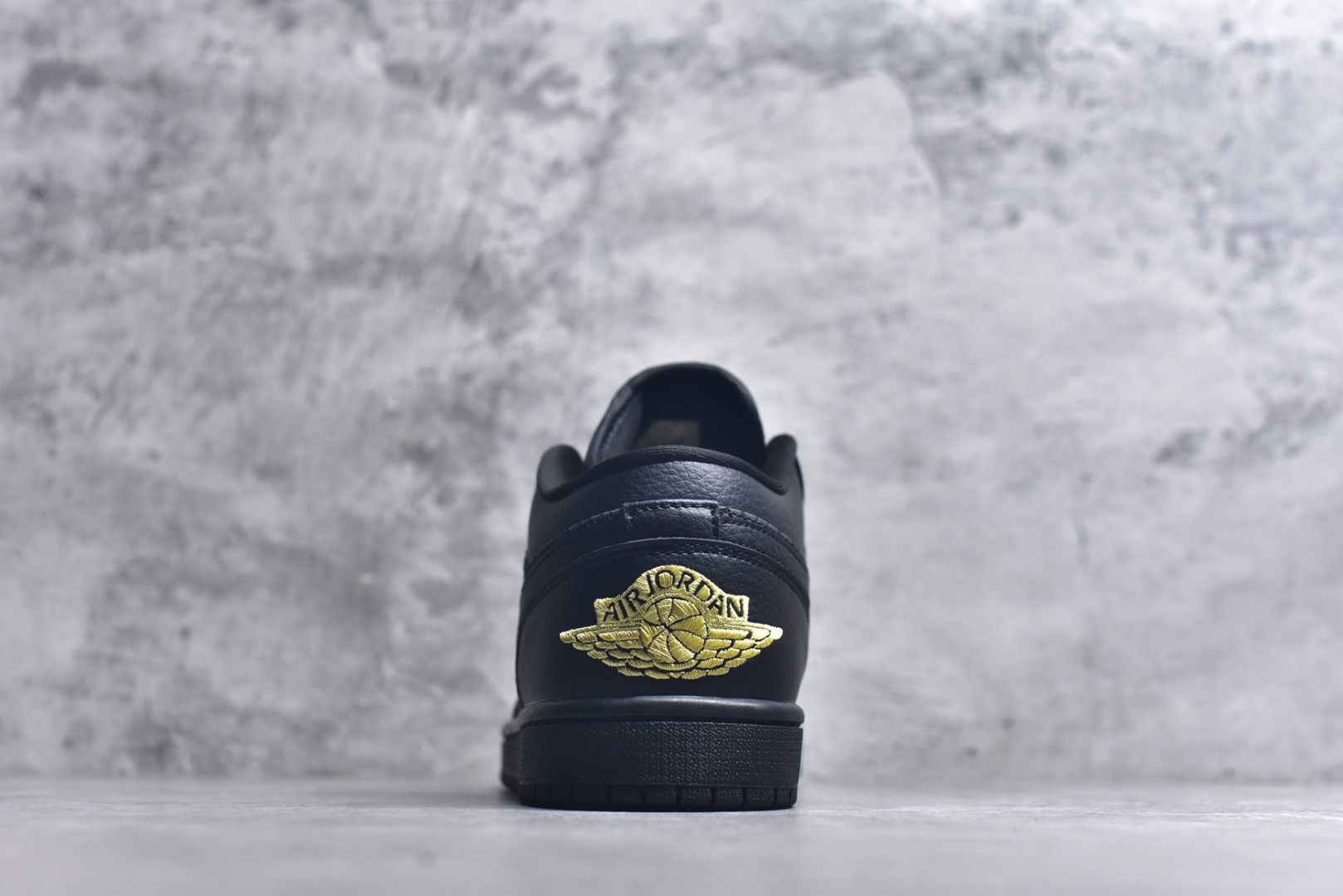 图片[5]-#Air Jordan 1 Low 黑金爆裂纹 AJ1乔1低帮休闲板鞋 同步官方配色 市场唯一独家头层皮打造 原鞋原档案开发 原厂皮料 原档冲孔鞋头 正确满胶鞋垫 四线拉帮 原厂织唛标 鞋舌高弹海绵填充。 货号：IM6568 0102136 尺码： 36 36.5 37.5 38 38.5 39 40 40.5 41 42 42.5 43 44 44.5 45 46-选品中心