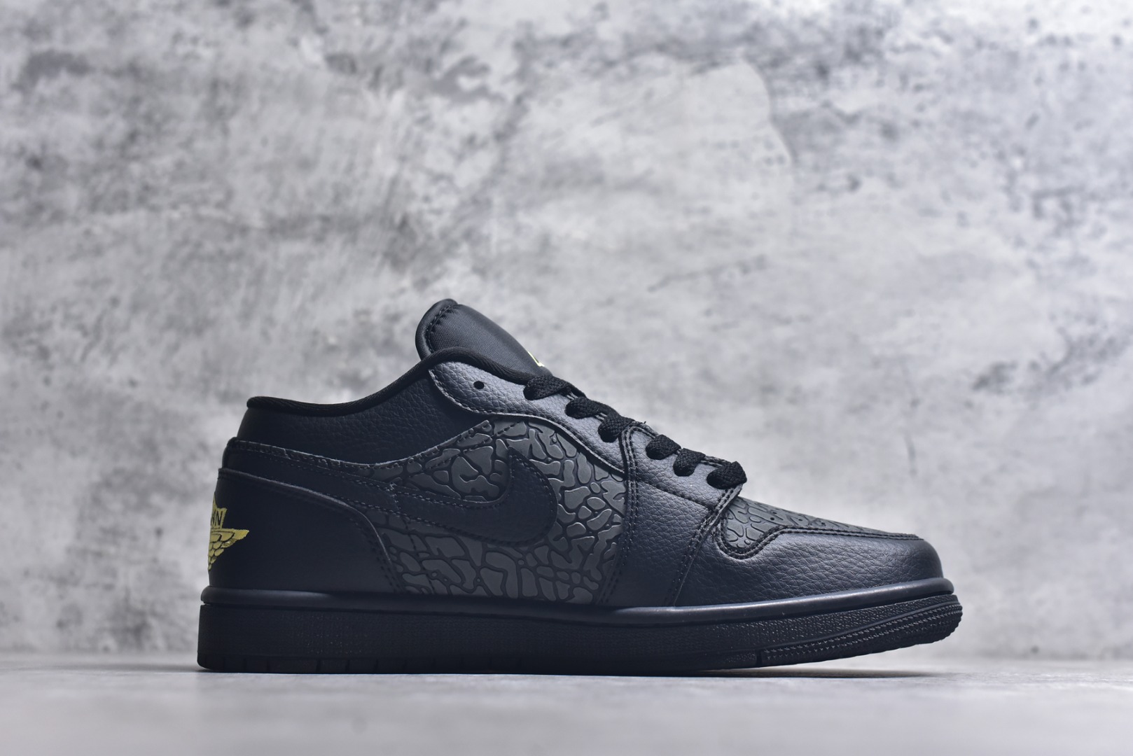图片[3]-#Air Jordan 1 Low 黑金爆裂纹 AJ1乔1低帮休闲板鞋 同步官方配色 市场唯一独家头层皮打造 原鞋原档案开发 原厂皮料 原档冲孔鞋头 正确满胶鞋垫 四线拉帮 原厂织唛标 鞋舌高弹海绵填充。 货号：IM6568 0102136 尺码： 36 36.5 37.5 38 38.5 39 40 40.5 41 42 42.5 43 44 44.5 45 46-选品中心