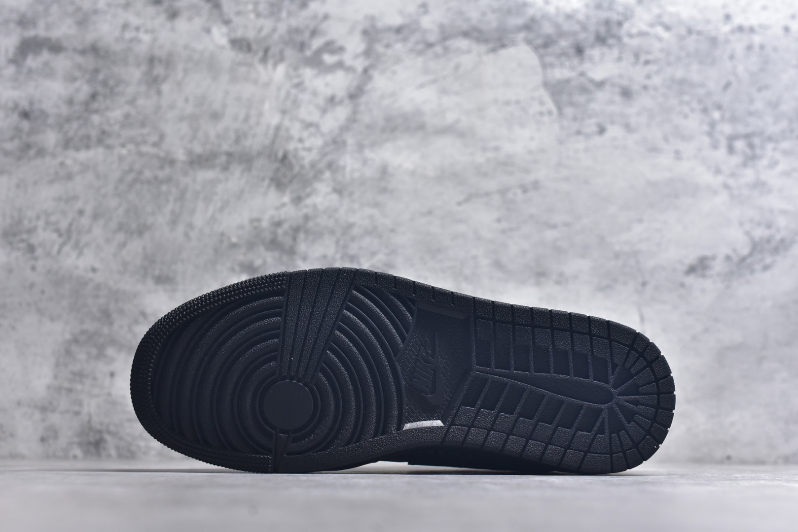 图片[6]-#Air Jordan 1 Low 黑金爆裂纹 AJ1乔1低帮休闲板鞋 同步官方配色 市场唯一独家头层皮打造 原鞋原档案开发 原厂皮料 原档冲孔鞋头 正确满胶鞋垫 四线拉帮 原厂织唛标 鞋舌高弹海绵填充。 货号：IM6568 0102136 尺码： 36 36.5 37.5 38 38.5 39 40 40.5 41 42 42.5 43 44 44.5 45 46-选品中心