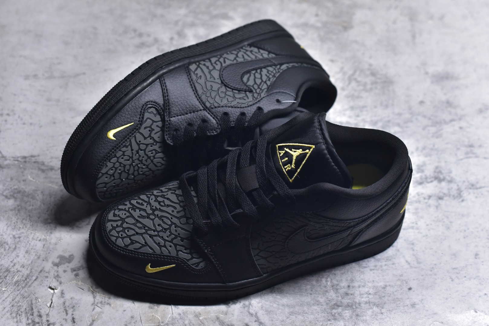 图片[7]-#Air Jordan 1 Low 黑金爆裂纹 AJ1乔1低帮休闲板鞋 同步官方配色 市场唯一独家头层皮打造 原鞋原档案开发 原厂皮料 原档冲孔鞋头 正确满胶鞋垫 四线拉帮 原厂织唛标 鞋舌高弹海绵填充。 货号：IM6568 0102136 尺码： 36 36.5 37.5 38 38.5 39 40 40.5 41 42 42.5 43 44 44.5 45 46-选品中心